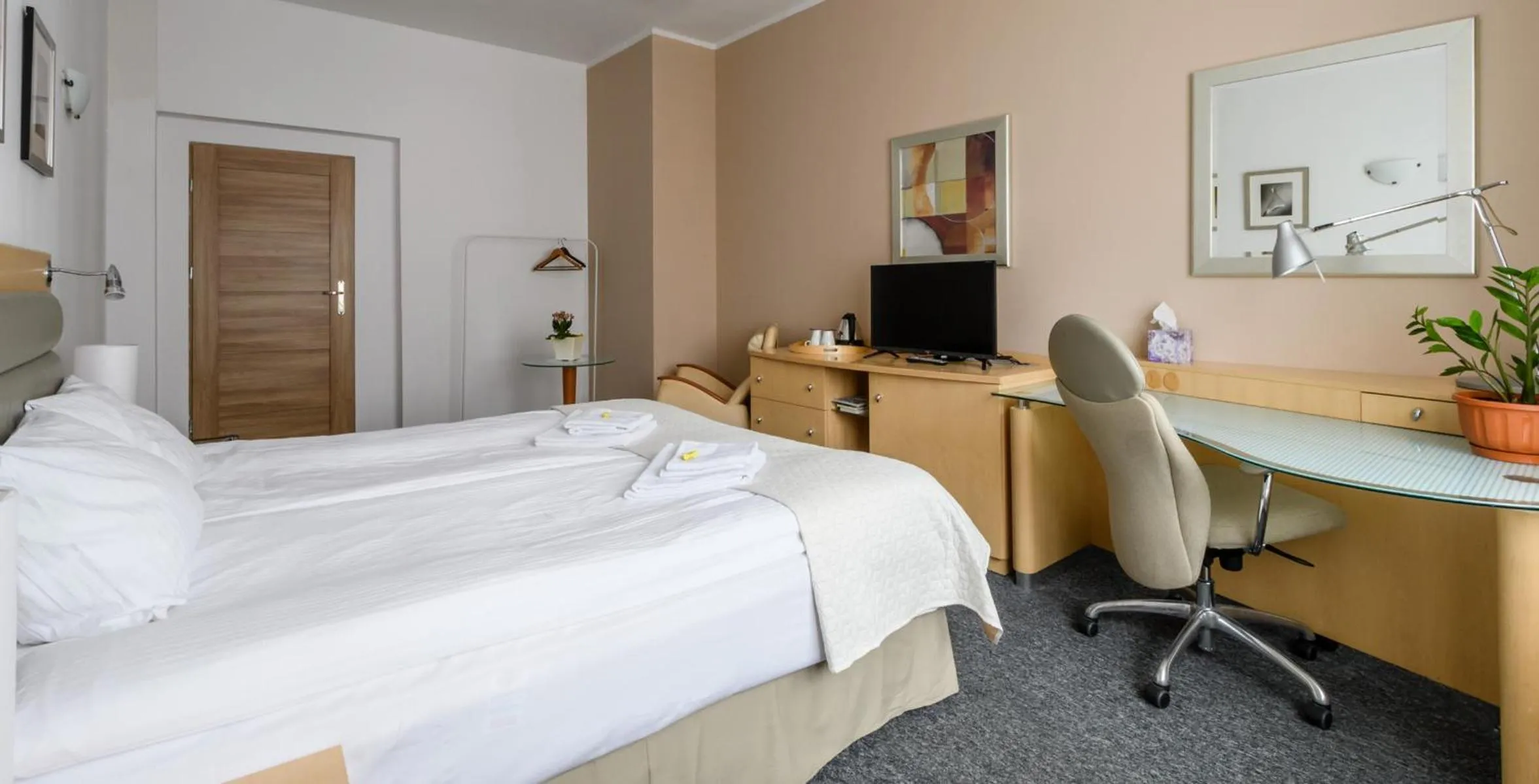 Photo of the whole room, Bed in 404 Rooms Wilanowska