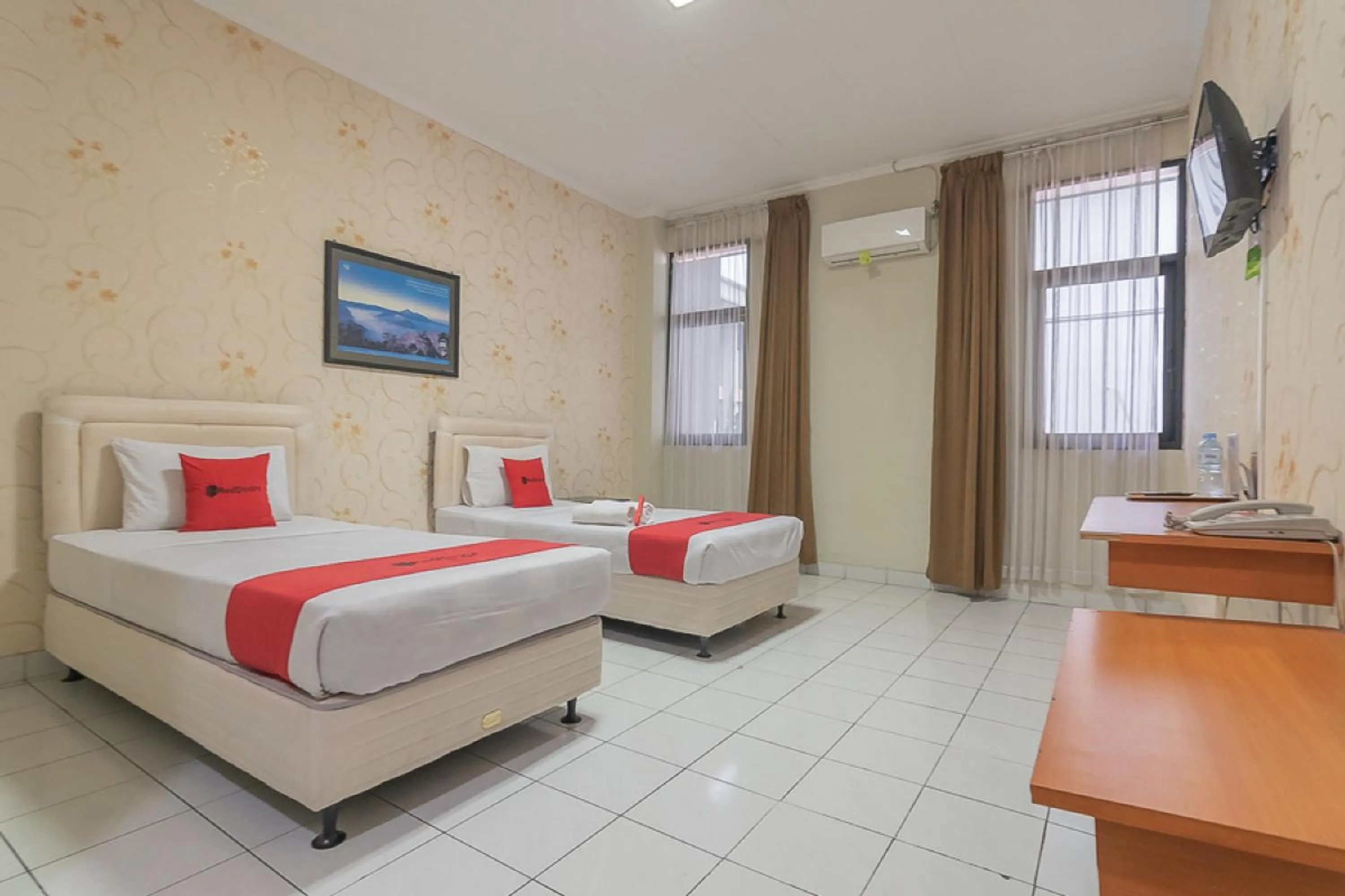 Bedroom in RedDoorz @ Surapati