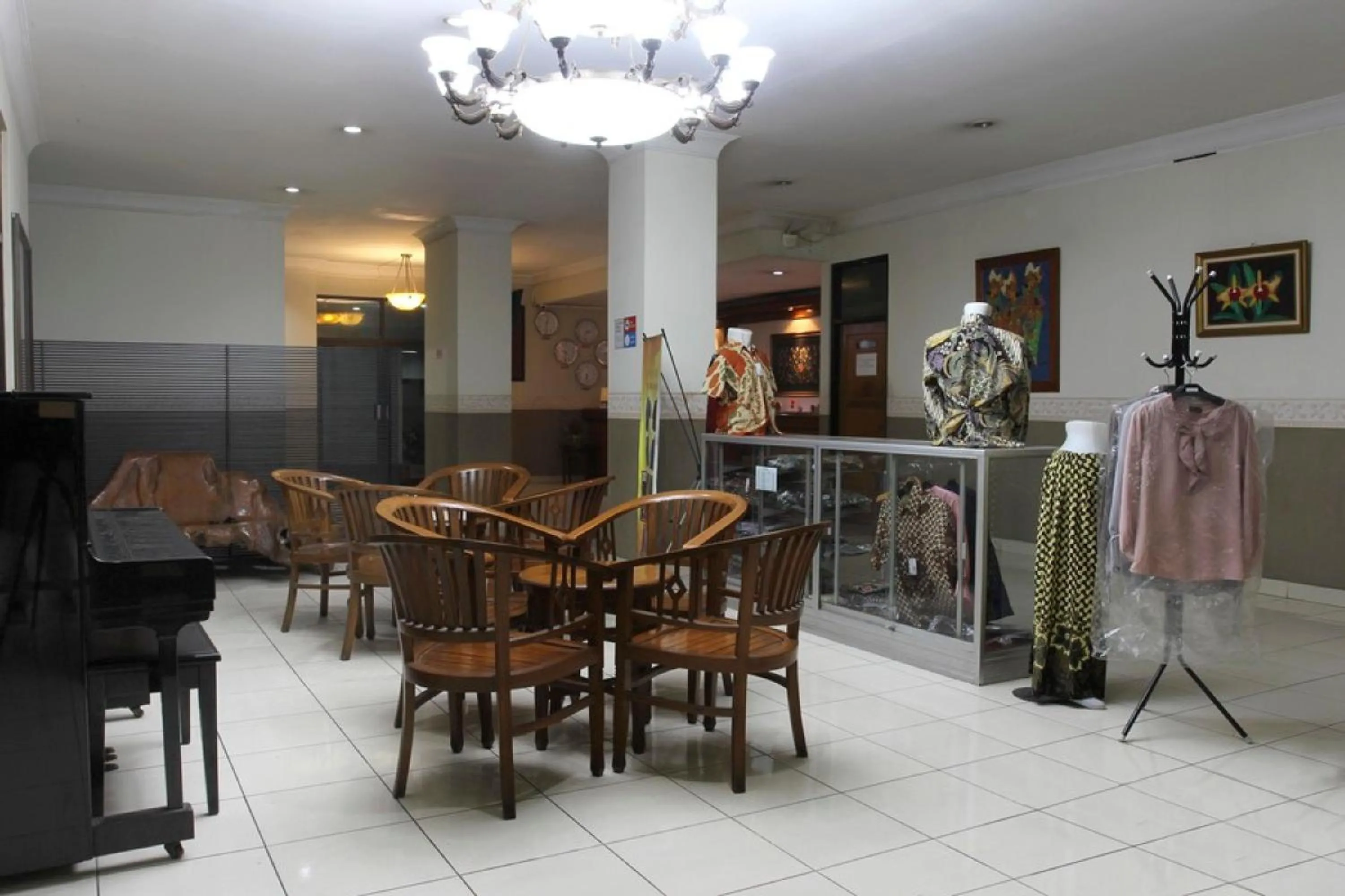 Restaurant/places to eat in RedDoorz @ Surapati