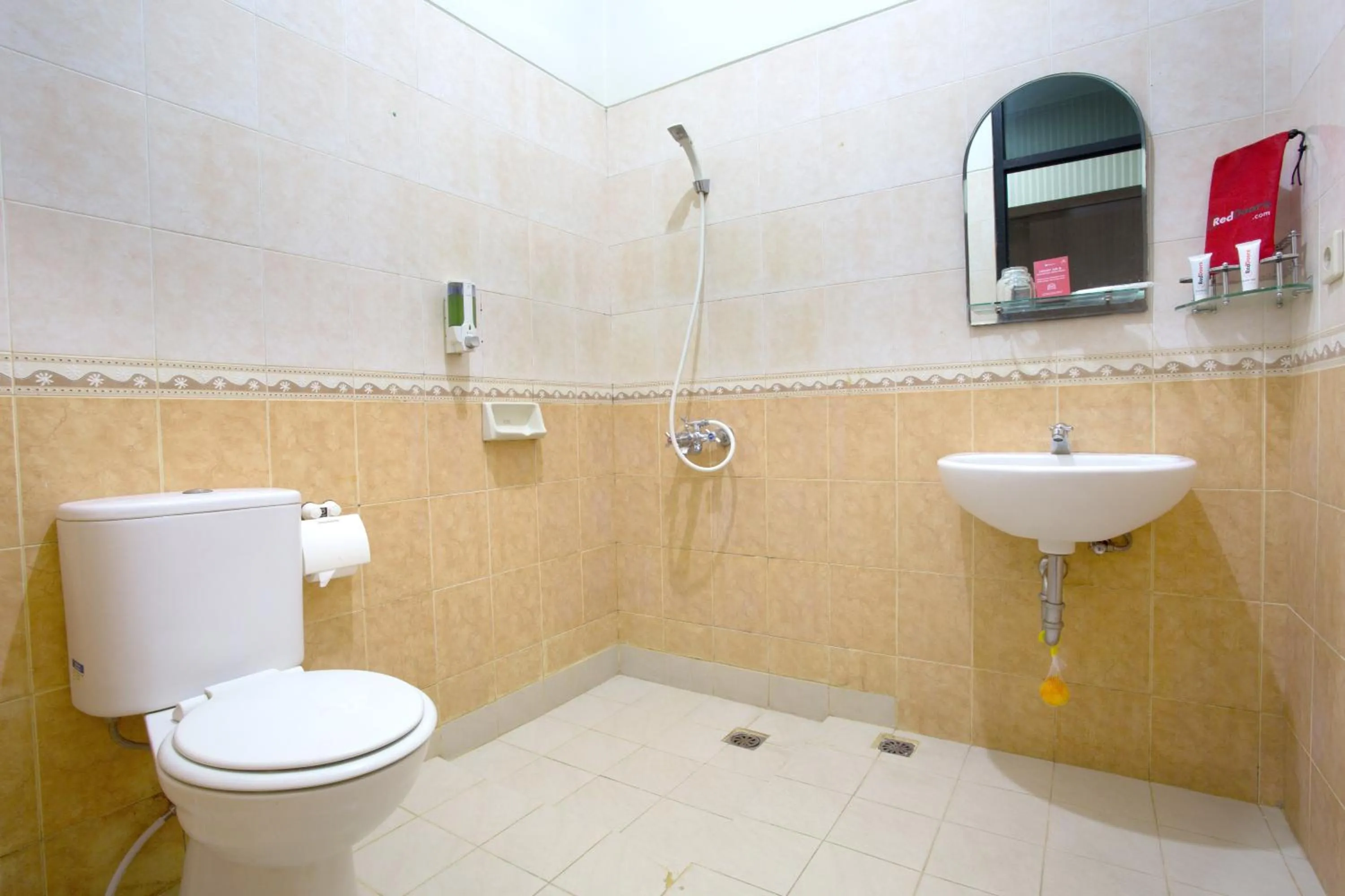 Bathroom in RedDoorz @ Surapati