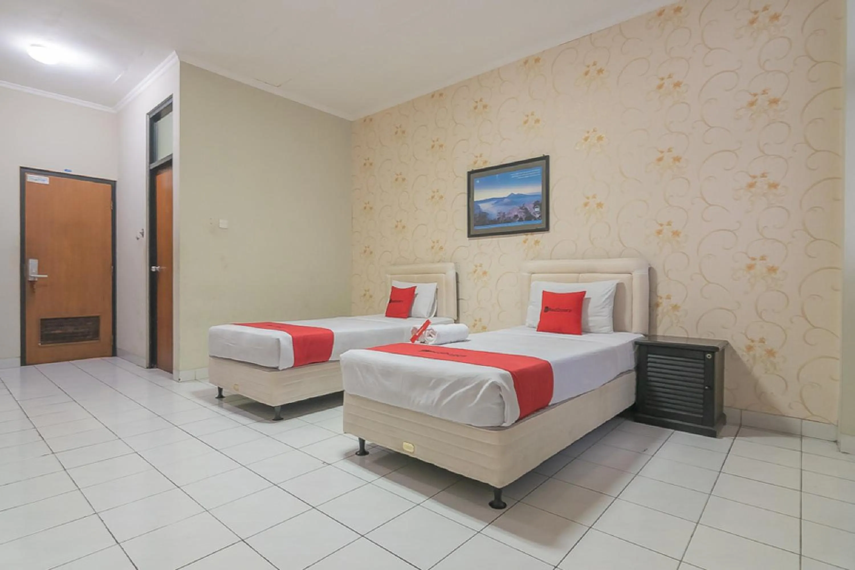 Bedroom in RedDoorz @ Surapati