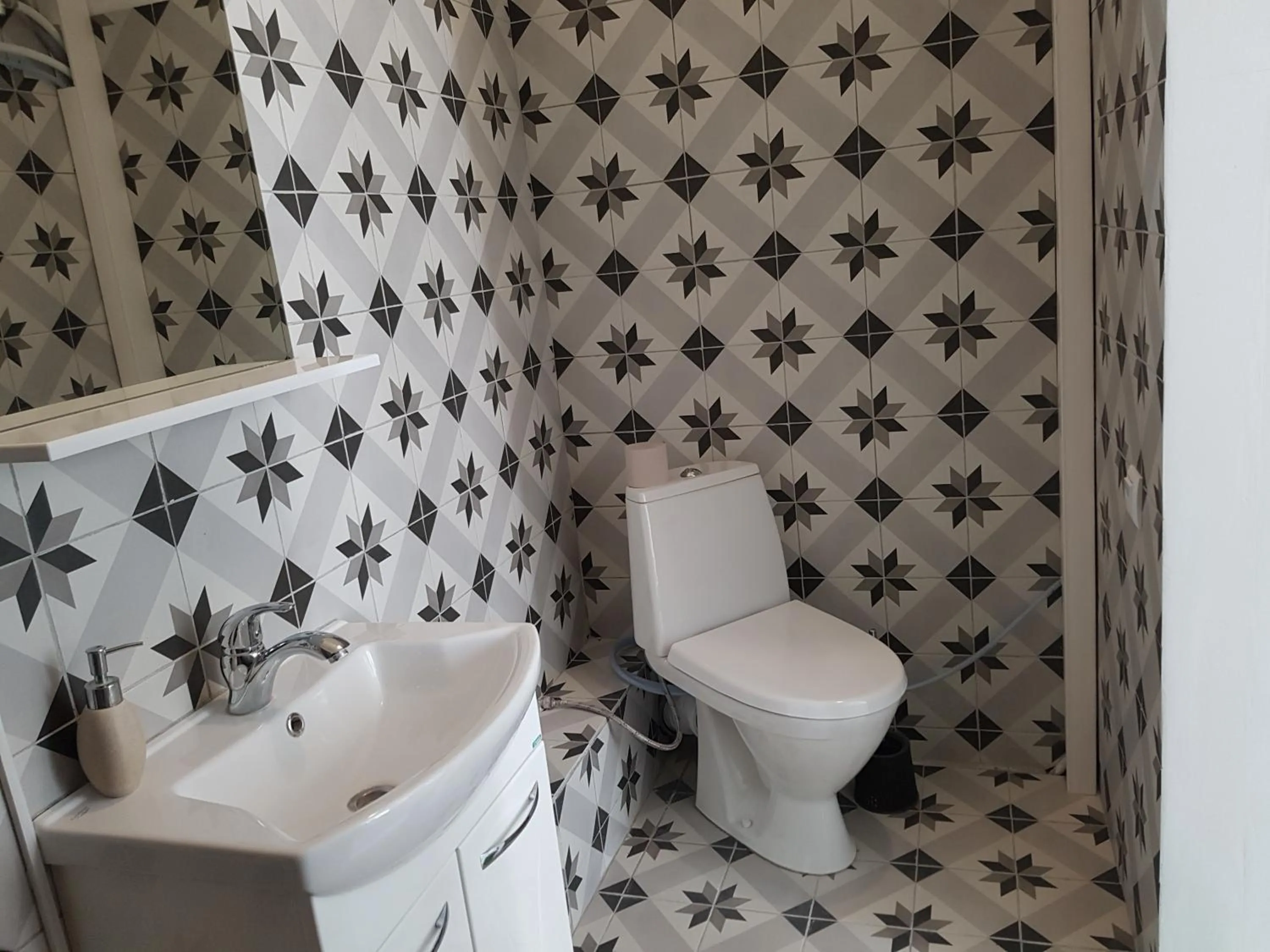 Shower in Maison Blanche Kyiv city center