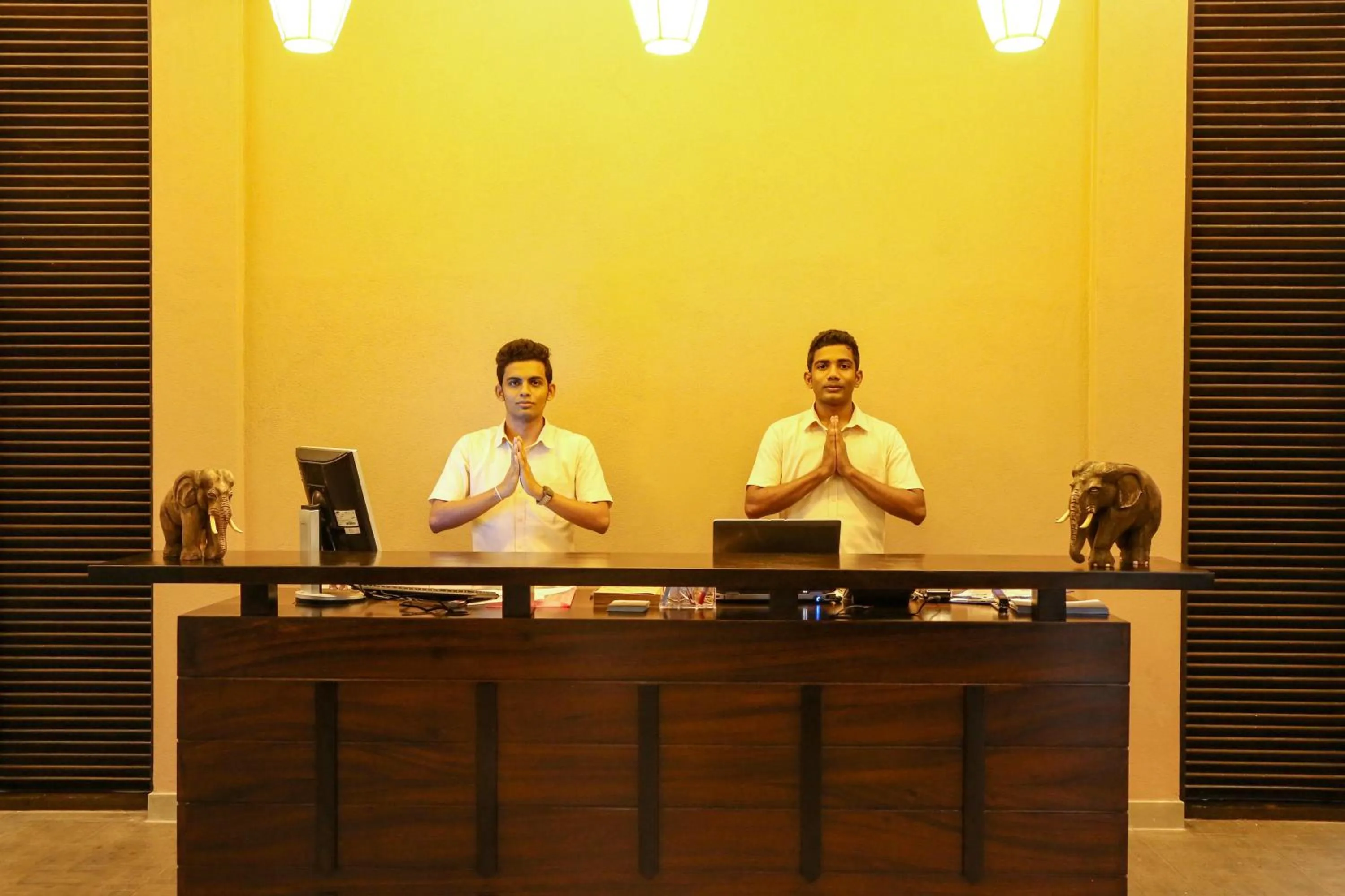 Staff in Oak Ray Wild Yala