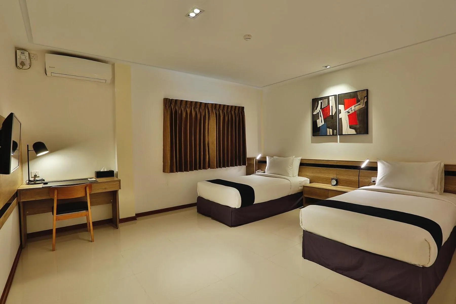 Bedroom, Bed in K.C Hotel