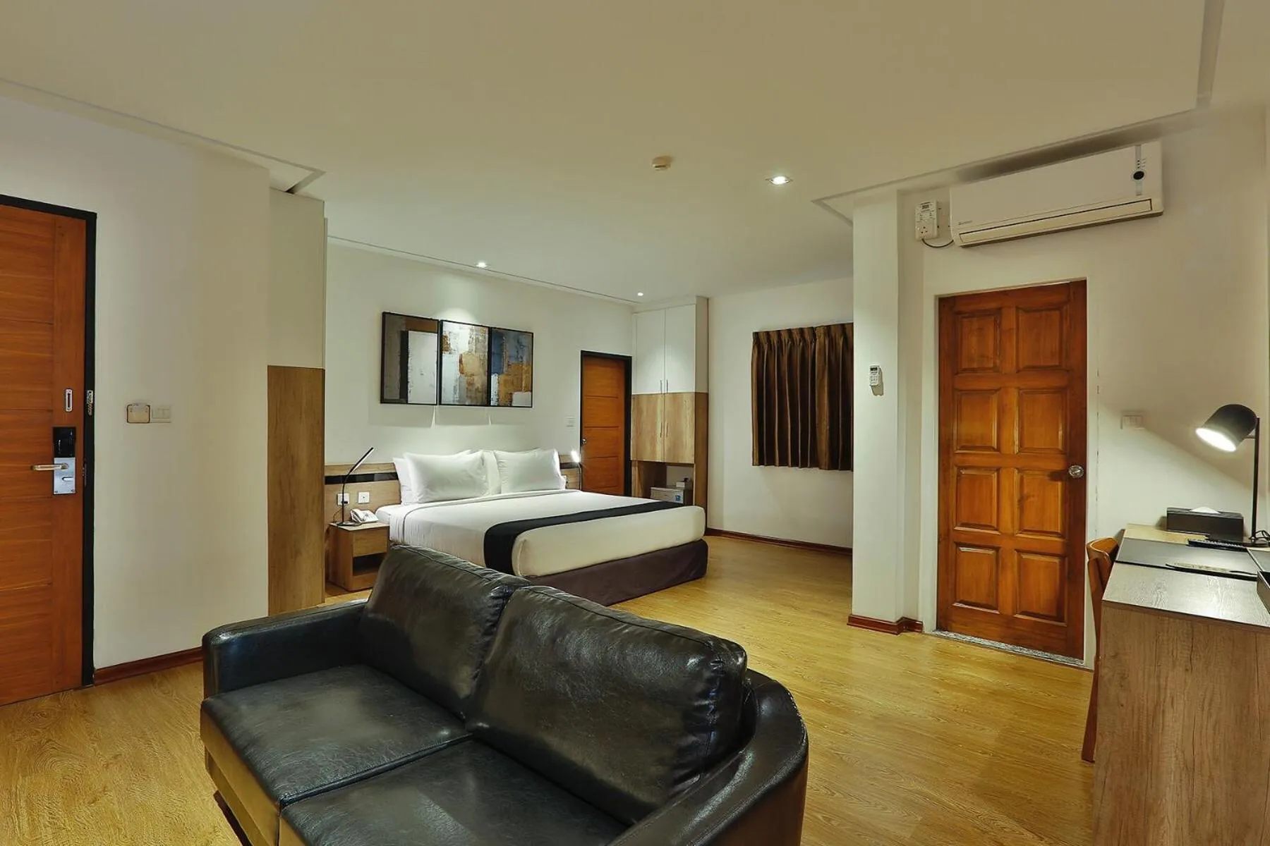 Bedroom, Bed in K.C Hotel