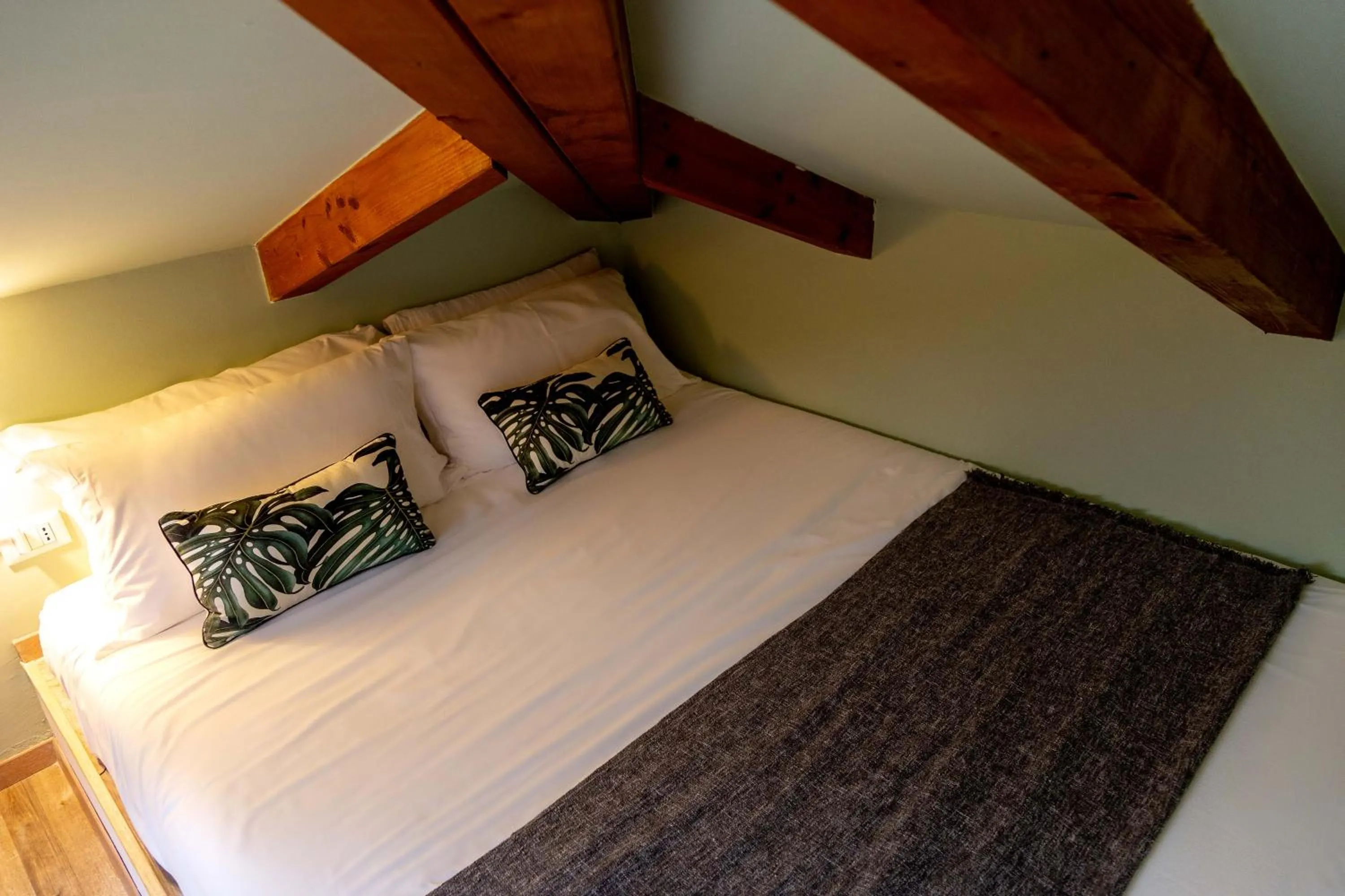 Bed in Luxury 350 Sq Mt flat with Terrace central Trieste