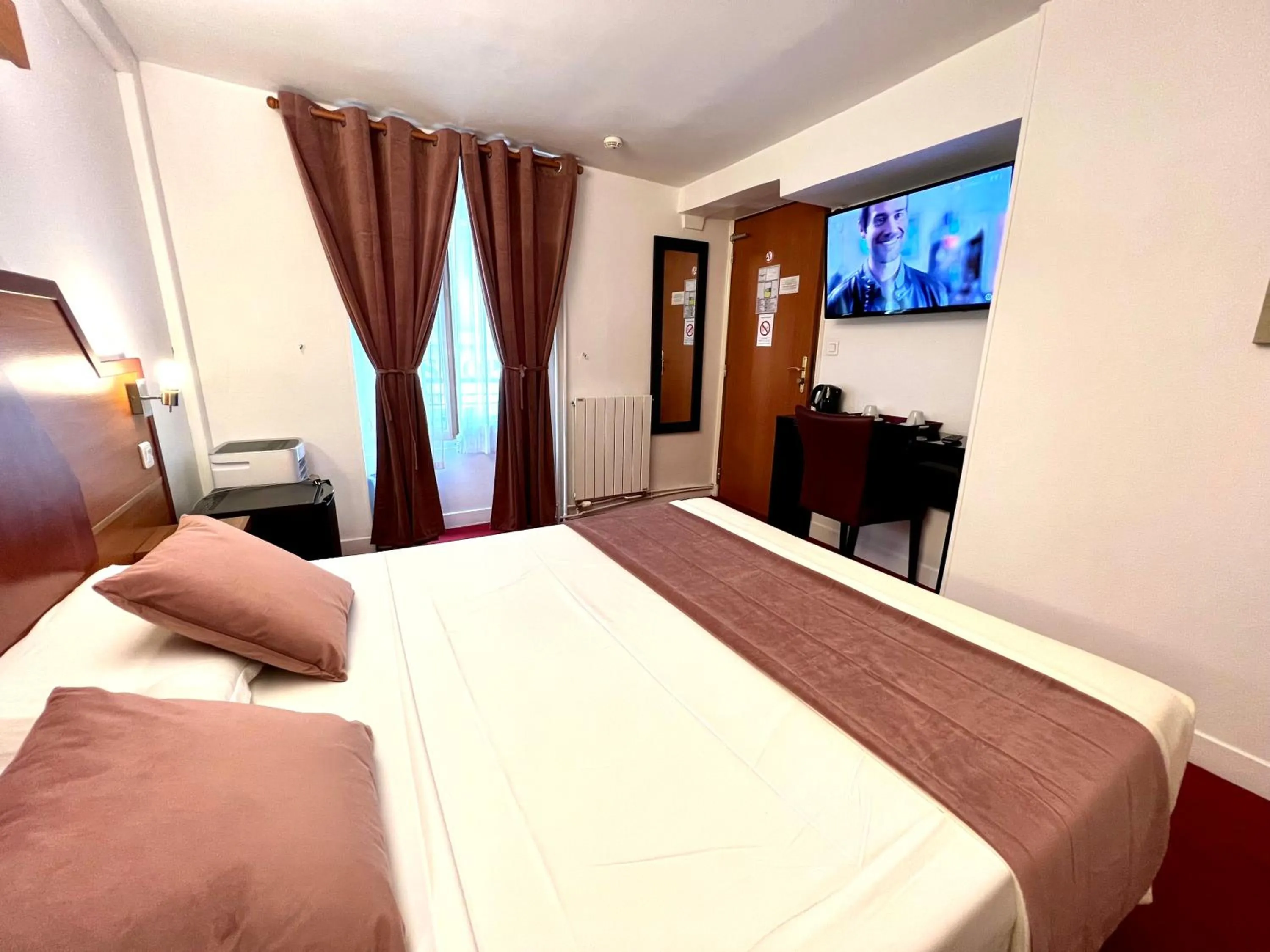 Bed in Le Nouvel Hôtel du Théâtre