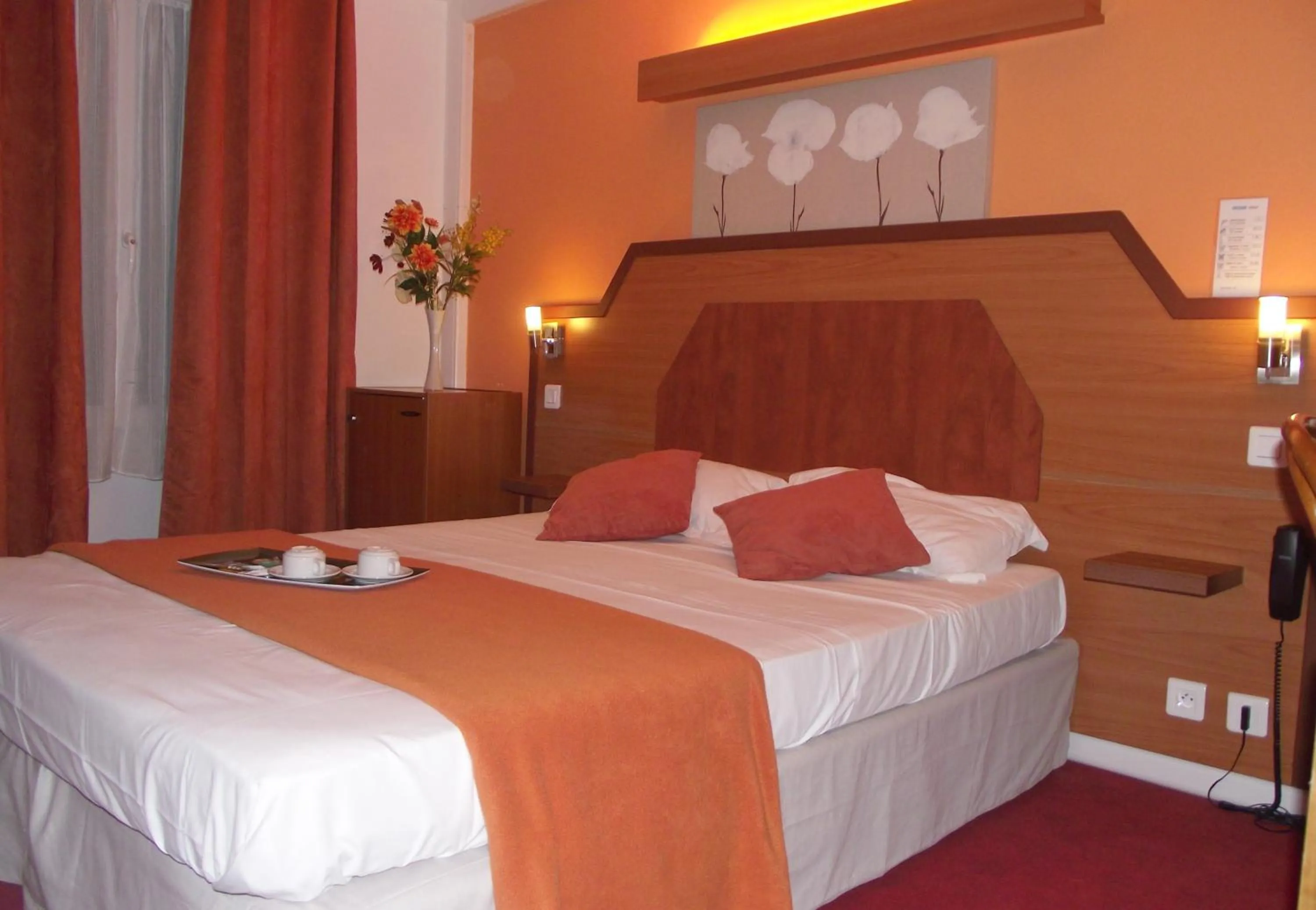 Photo of the whole room, Bed in Le Nouvel Hôtel du Théâtre