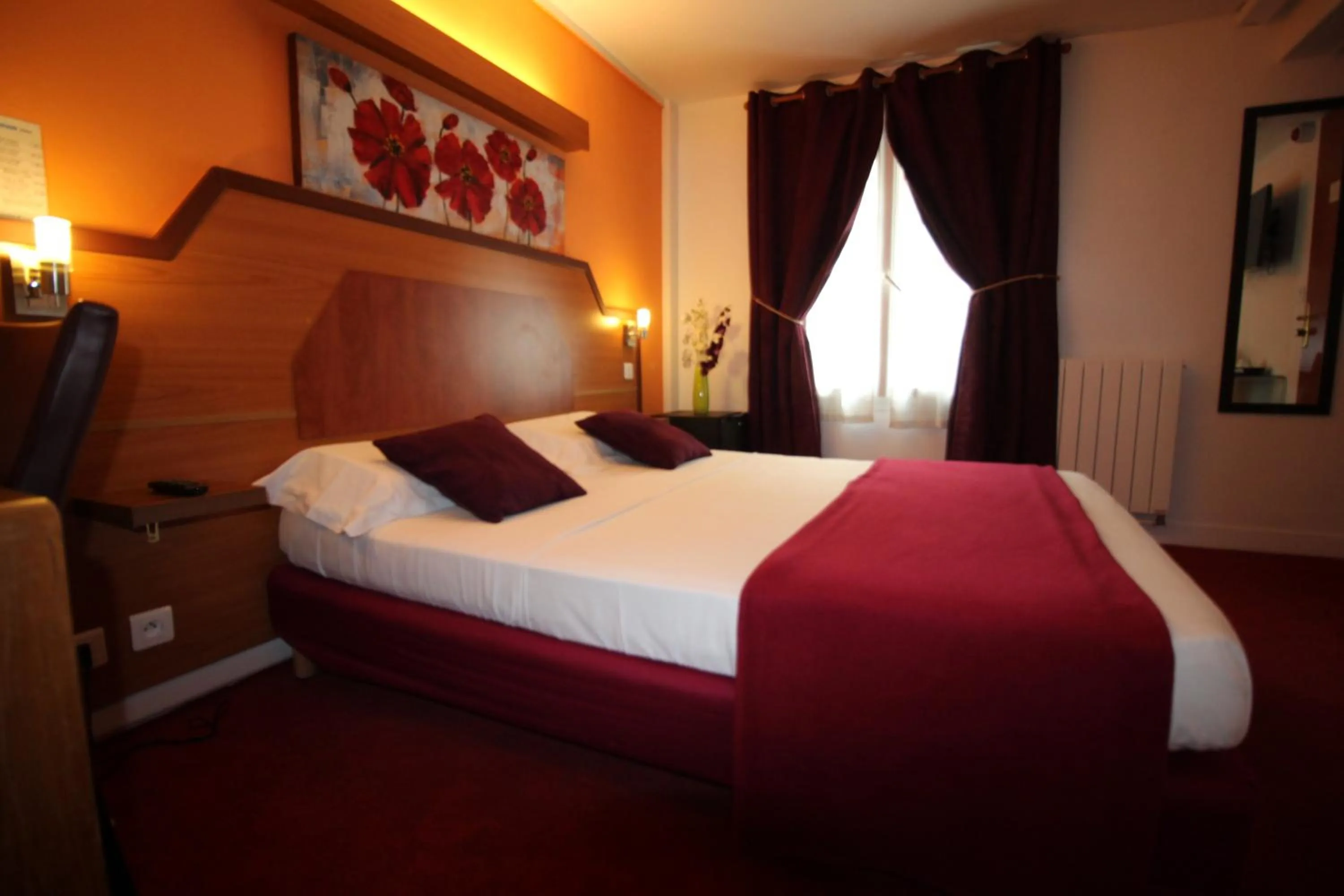 Bed in Le Nouvel Hôtel du Théâtre