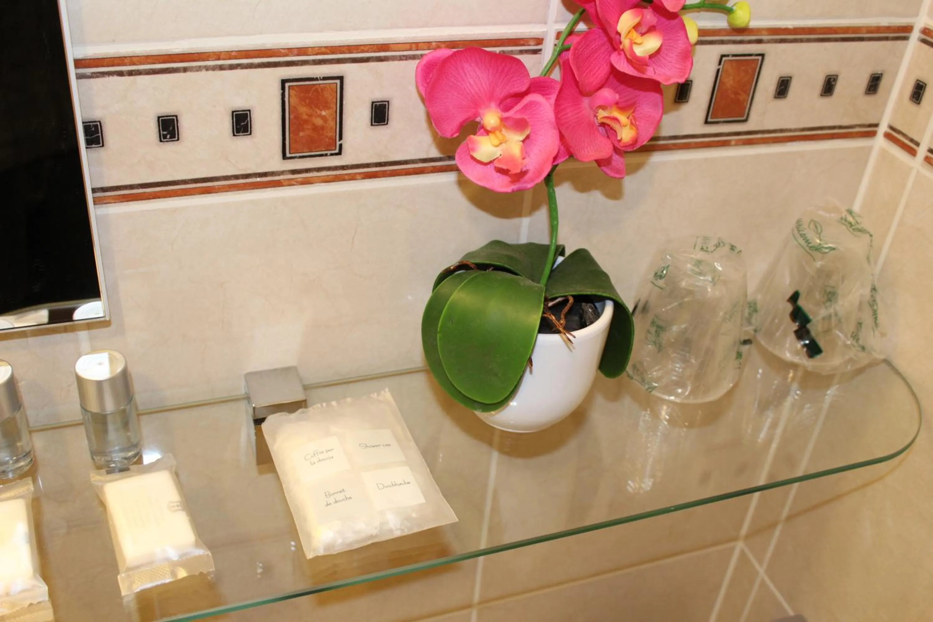 Bathroom in Le Nouvel Hôtel du Théâtre