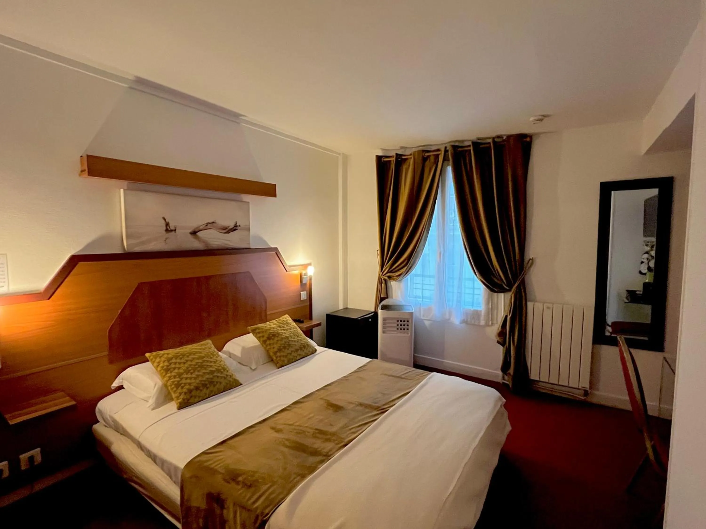 Bedroom, Bed in Le Nouvel Hôtel du Théâtre