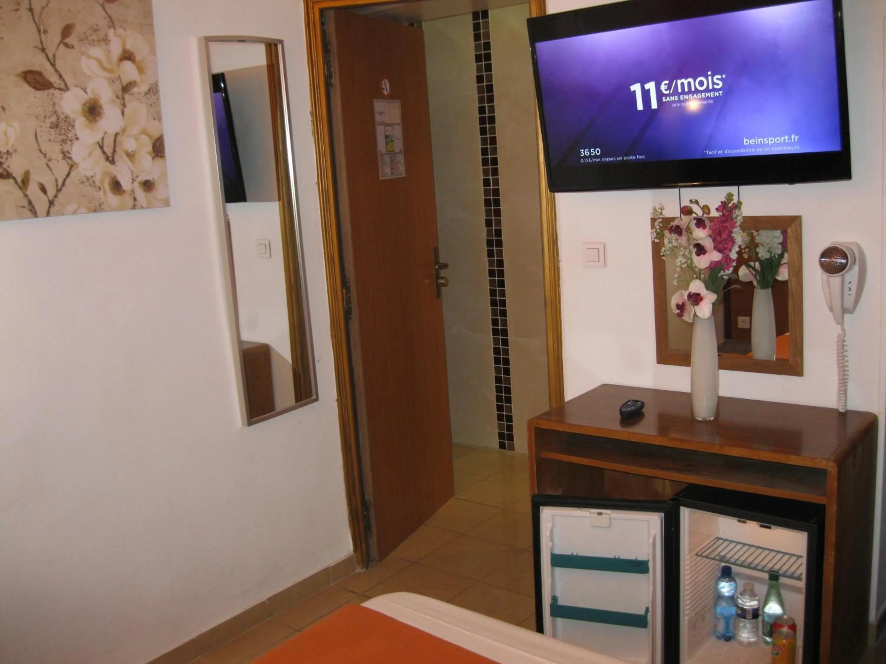 Photo of the whole room in Le Nouvel Hôtel du Théâtre