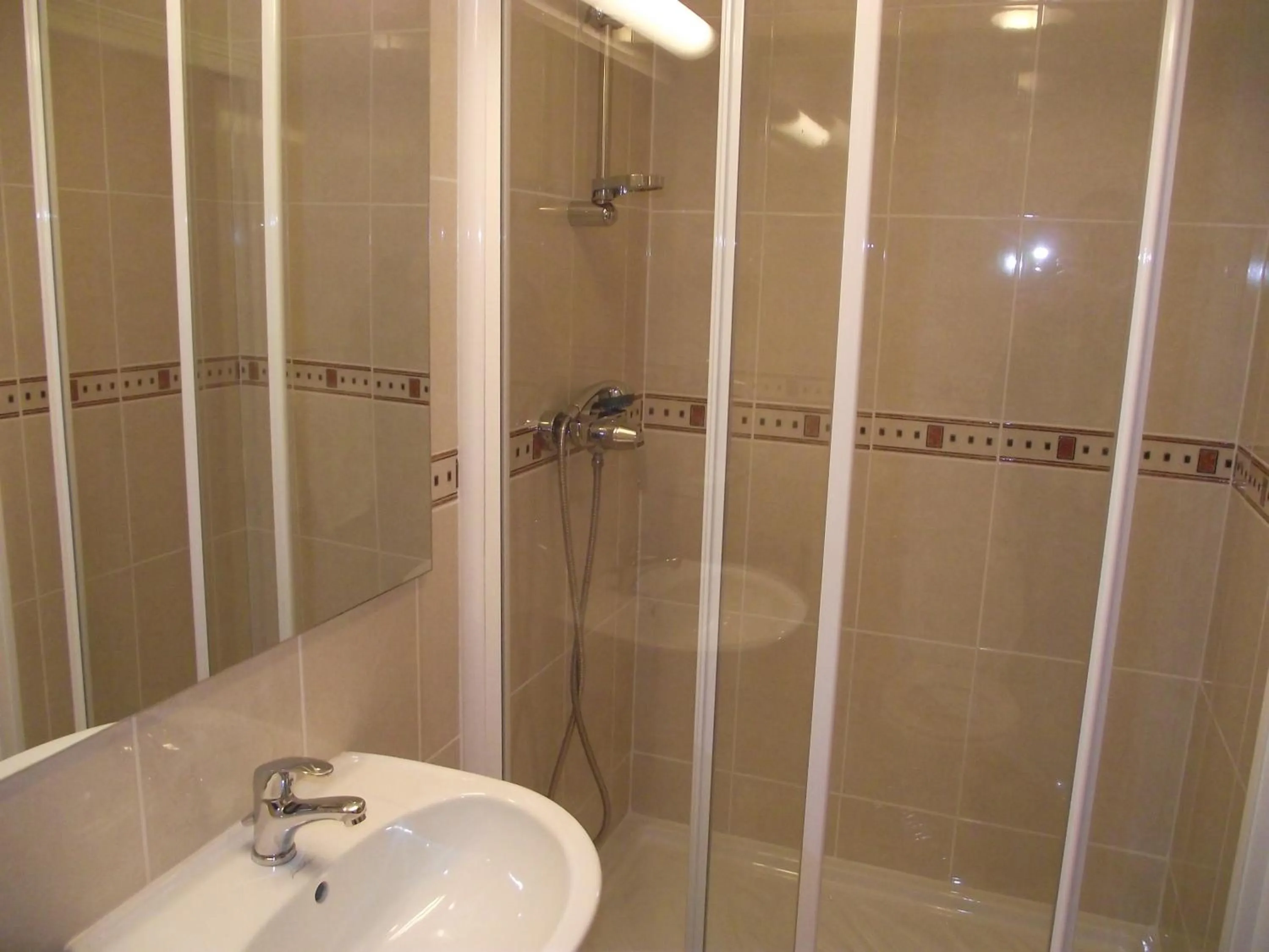 Bathroom in Le Nouvel Hôtel du Théâtre