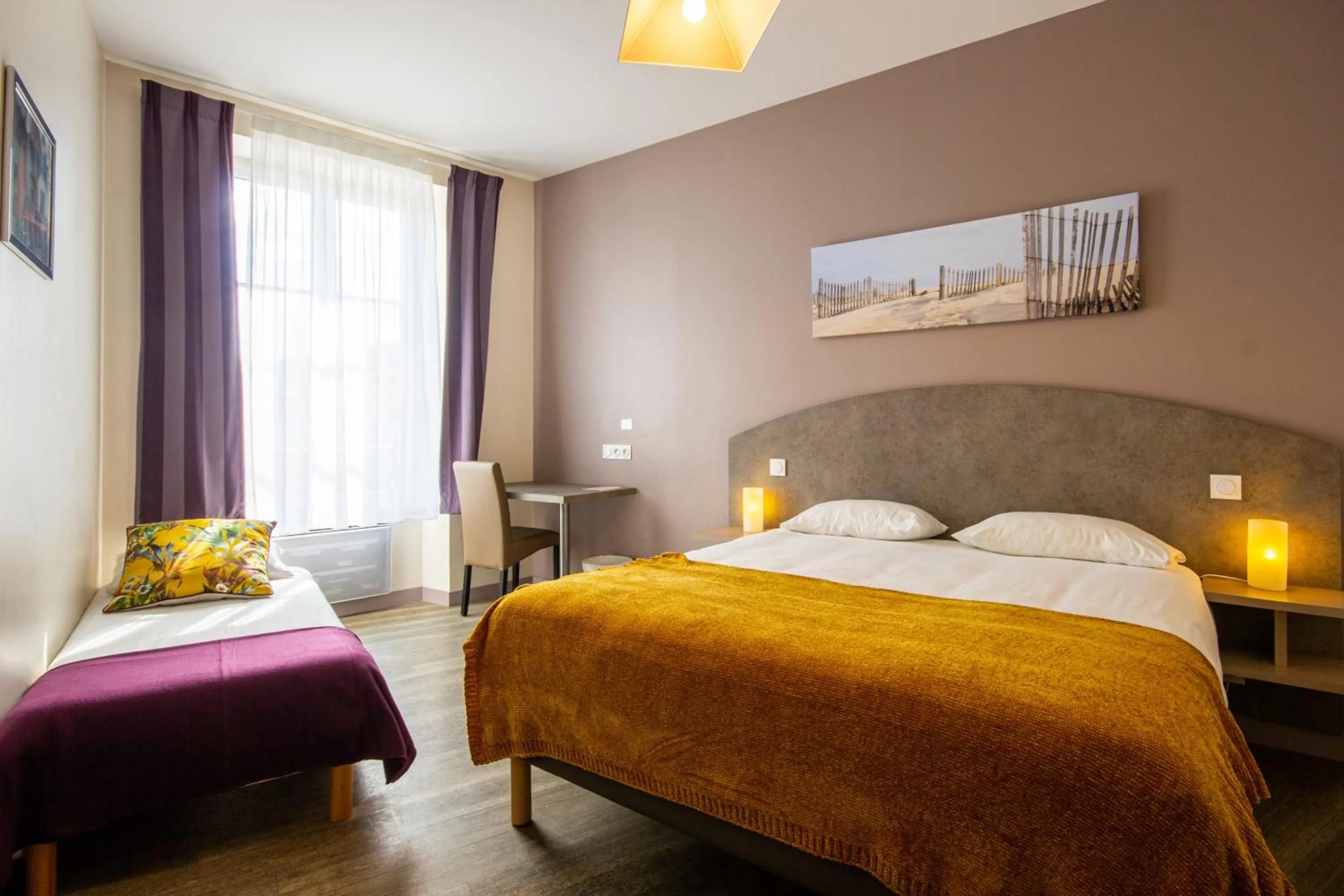 Bed in CIT'HOTEL Le Commerce