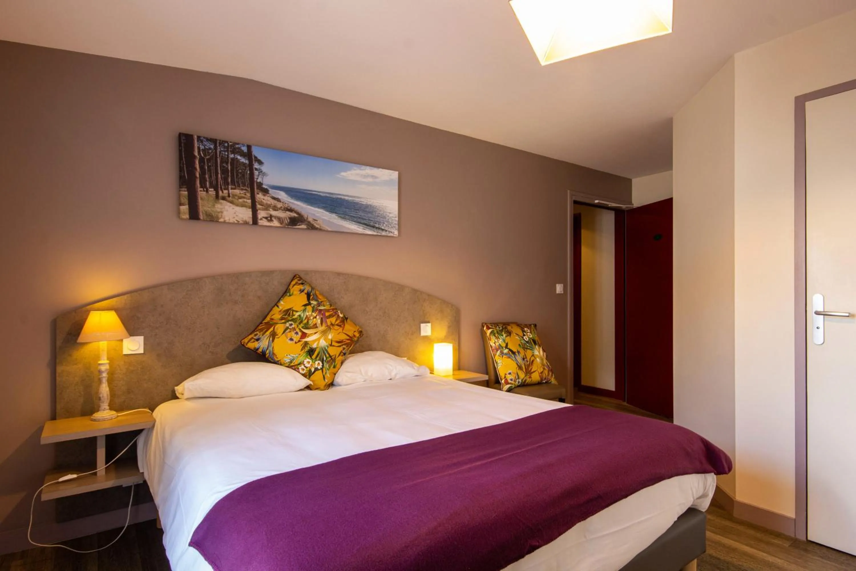 Bed in CIT'HOTEL Le Commerce