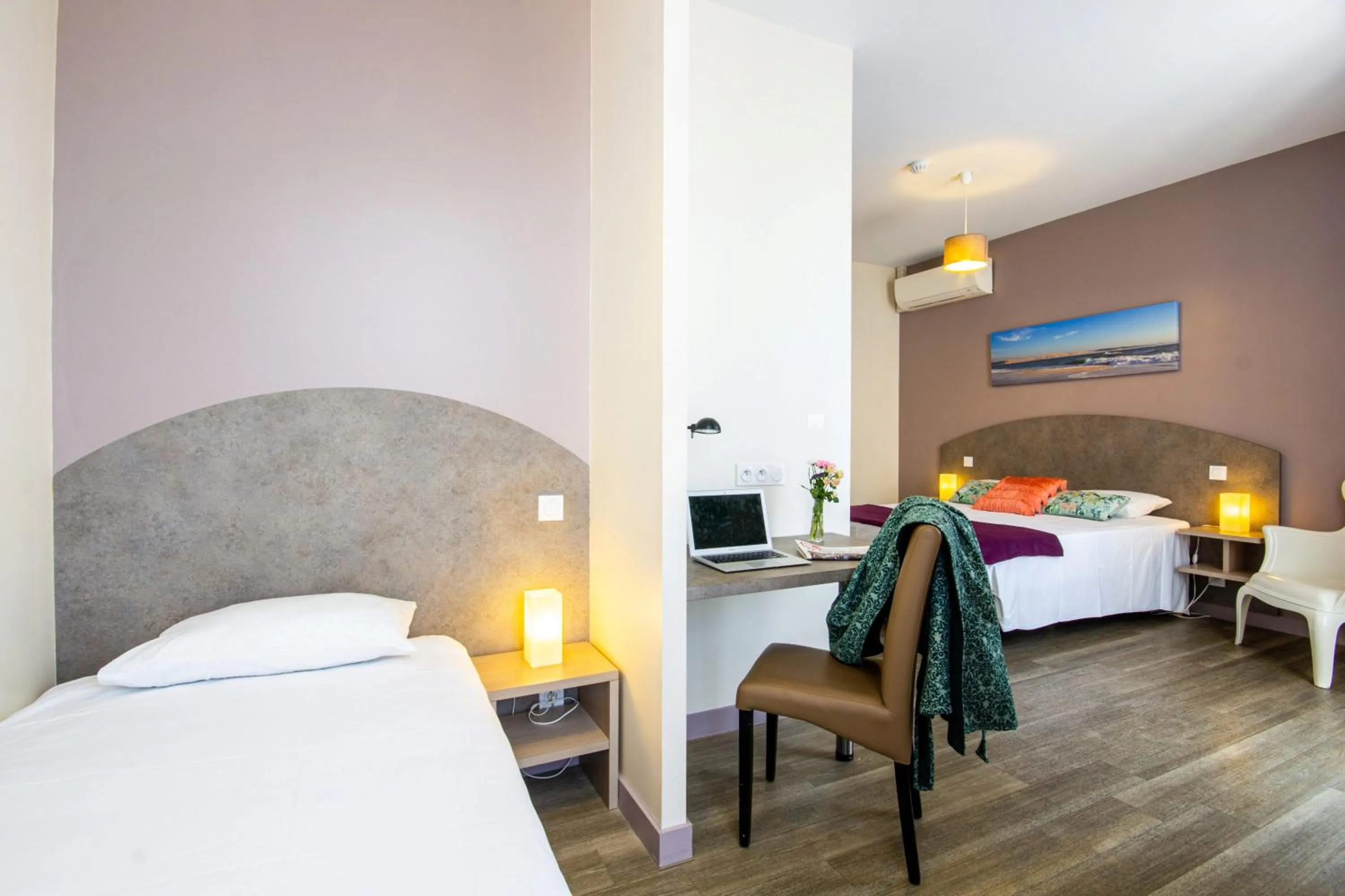 Bed in CIT'HOTEL Le Commerce