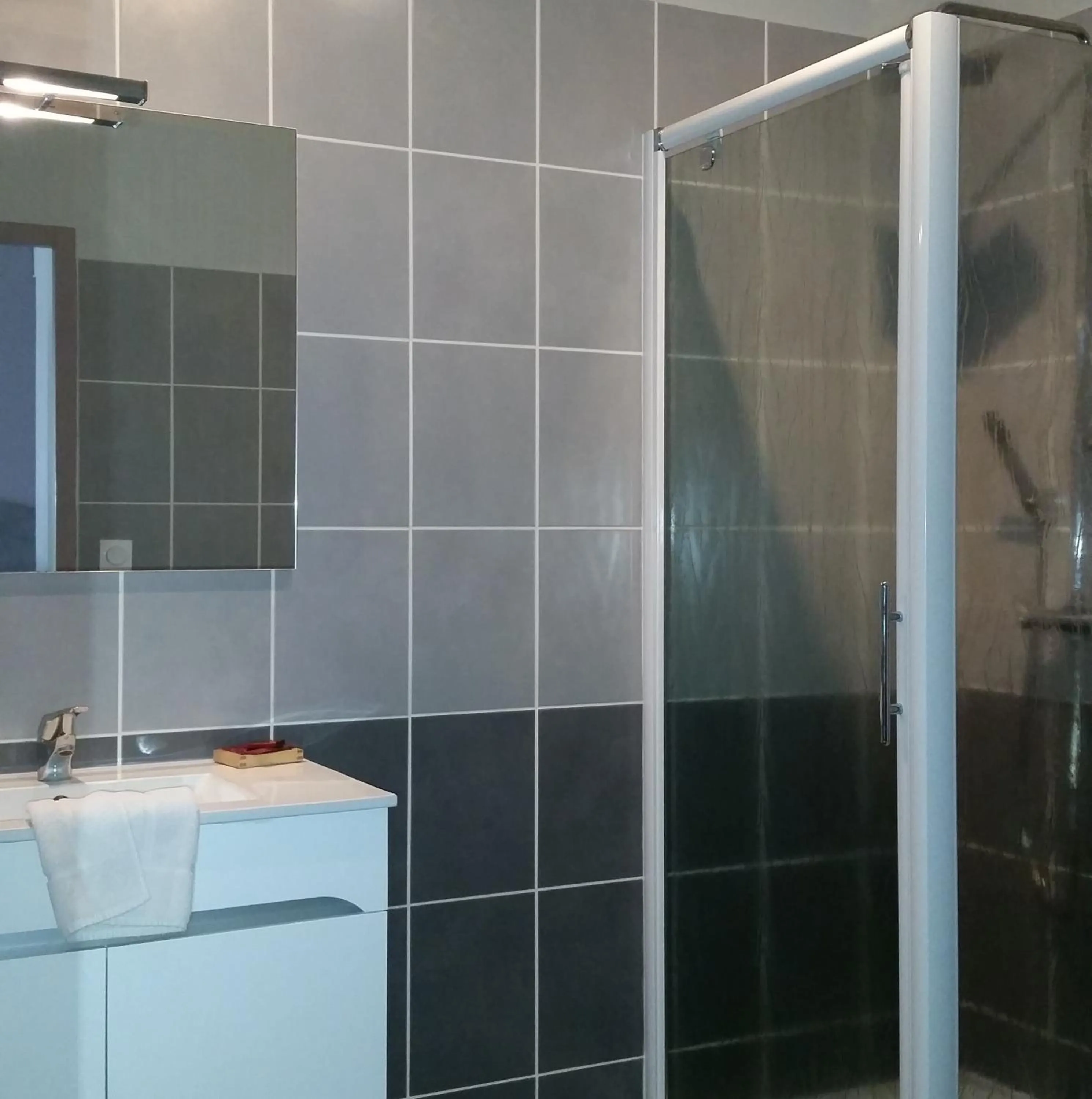 Bathroom in CIT'HOTEL Le Commerce