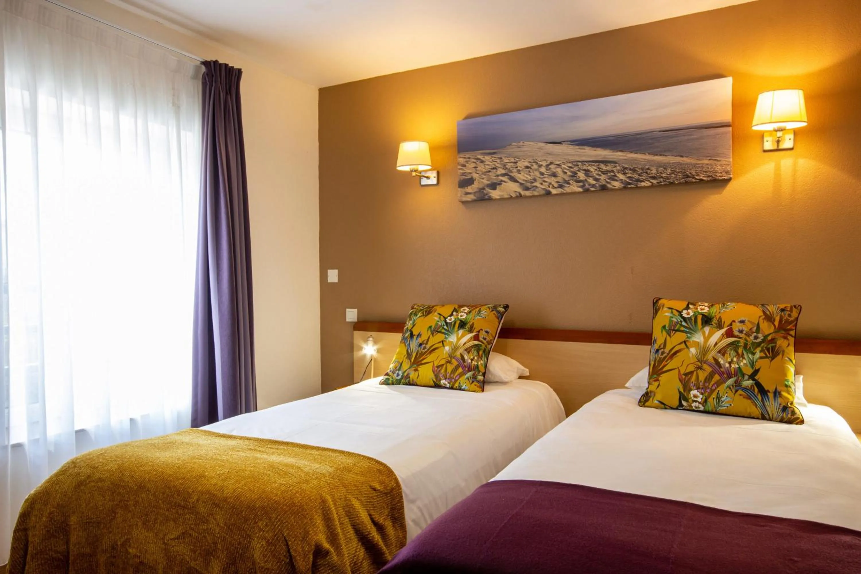 Bed in CIT'HOTEL Le Commerce