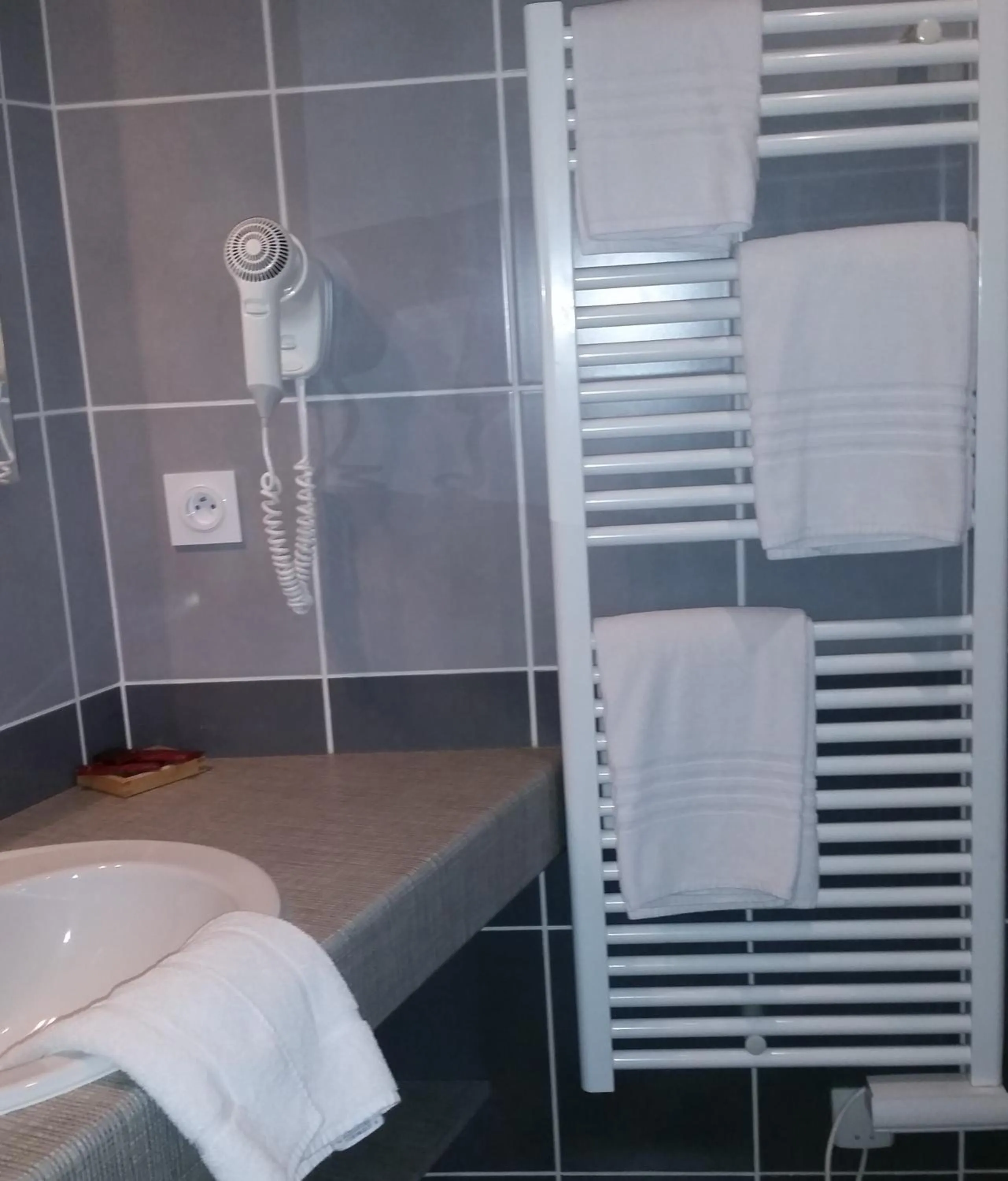 Bathroom in CIT'HOTEL Le Commerce