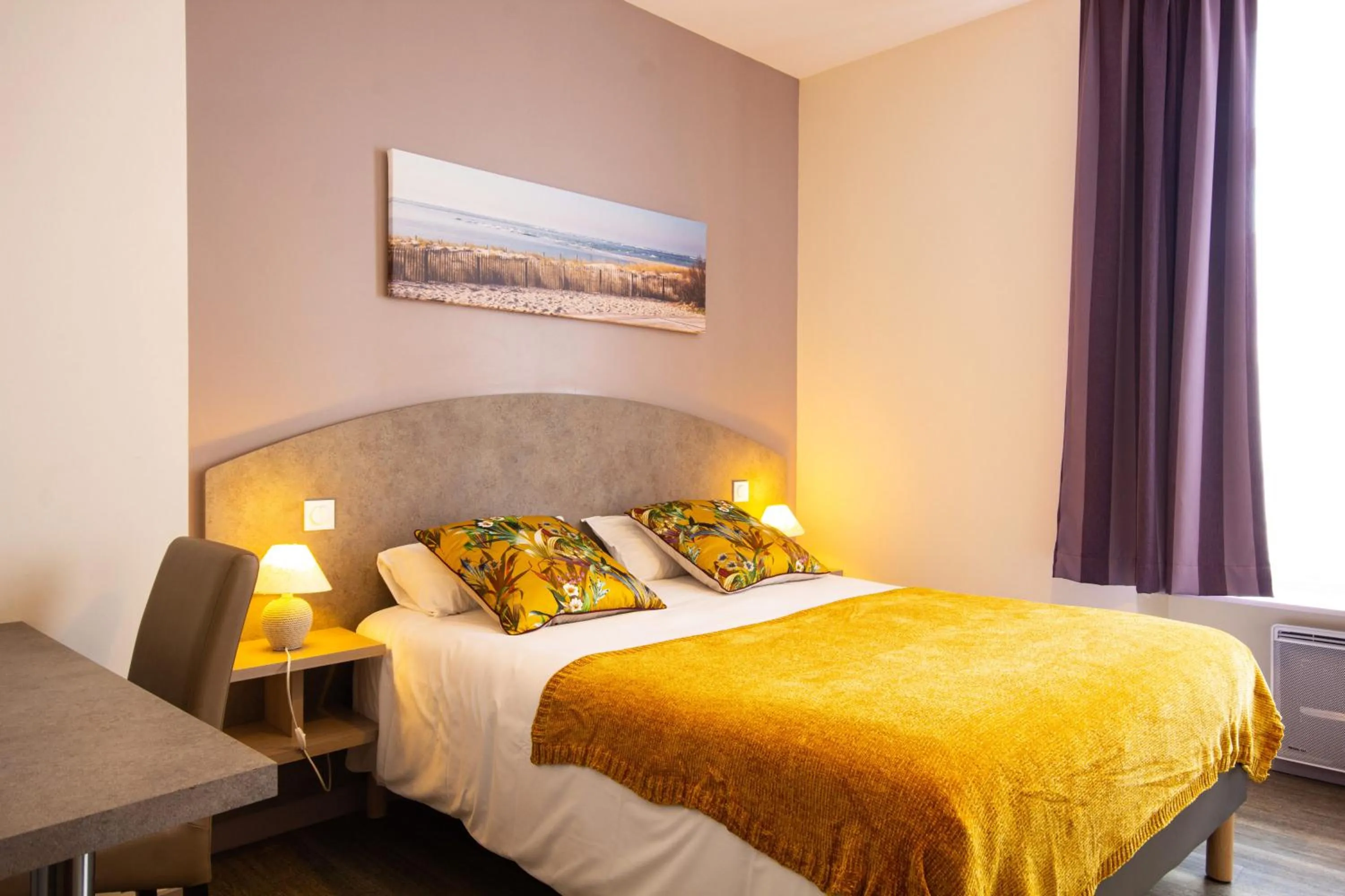 Bed in CIT'HOTEL Le Commerce