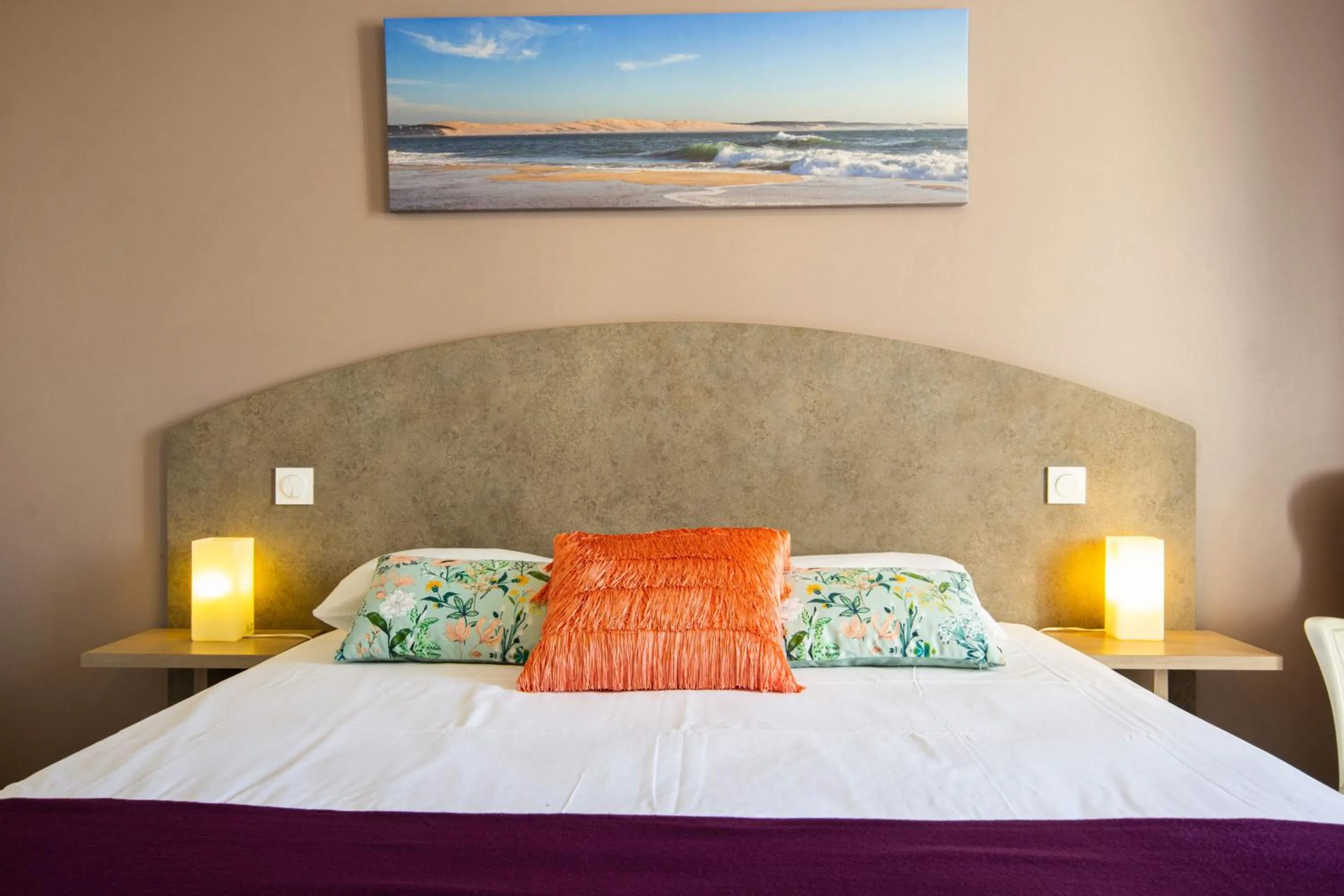 Bed in CIT'HOTEL Le Commerce