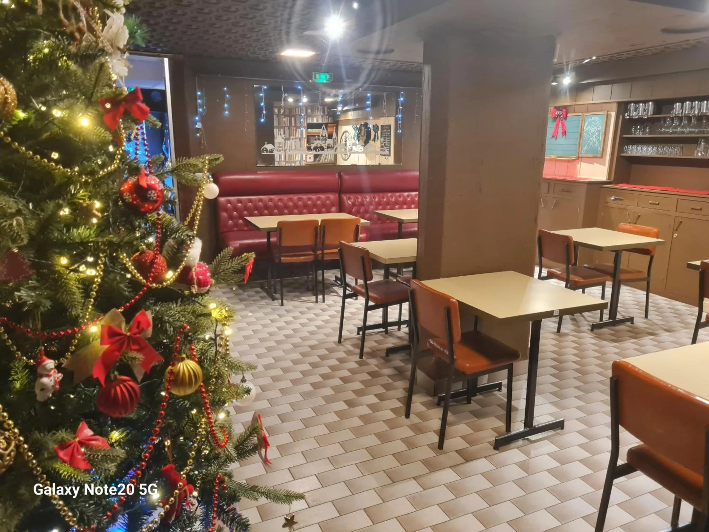 Communal lounge/ TV room in Hébergement Artense