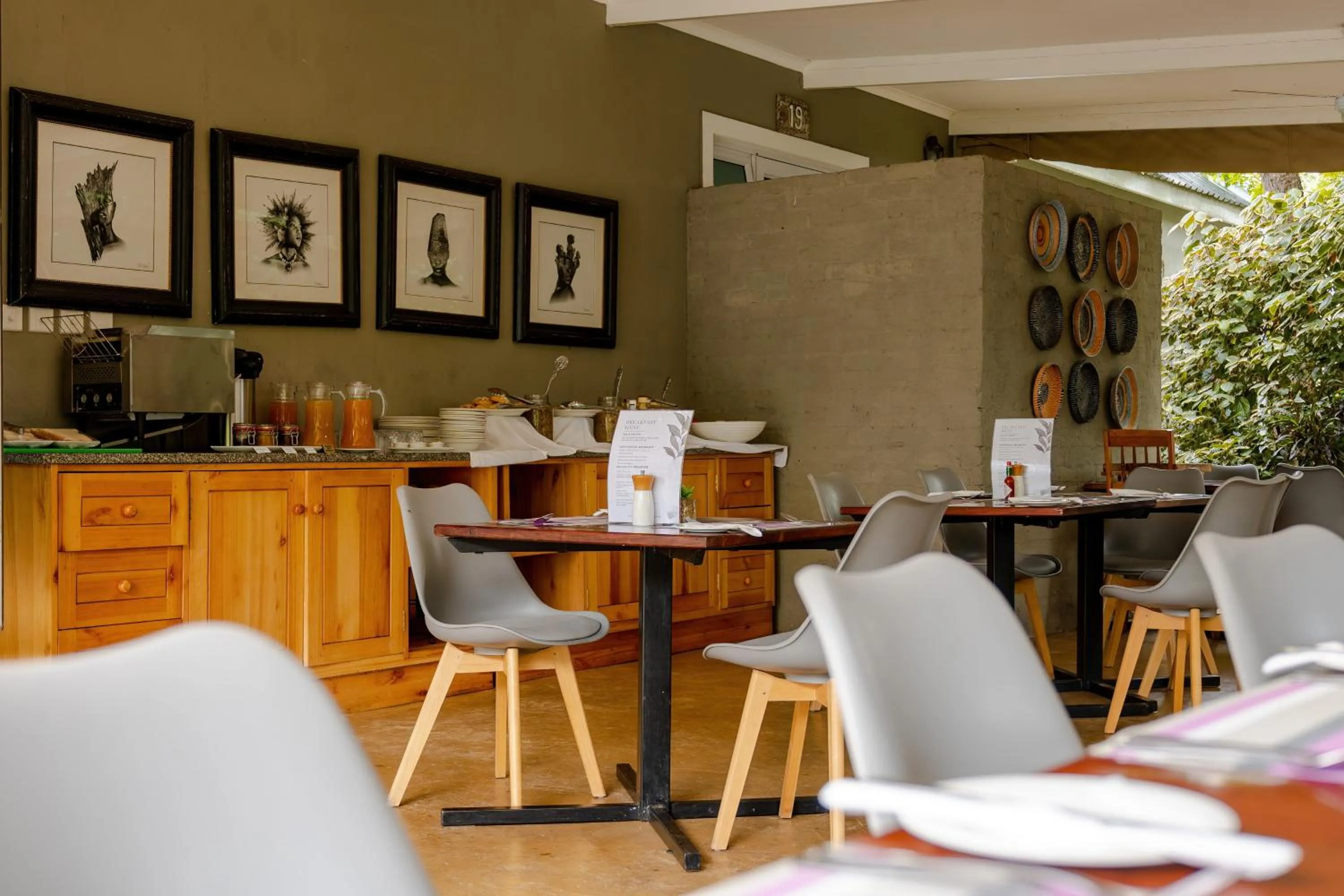 Restaurant/places to eat in PheZulu Guest Lodge