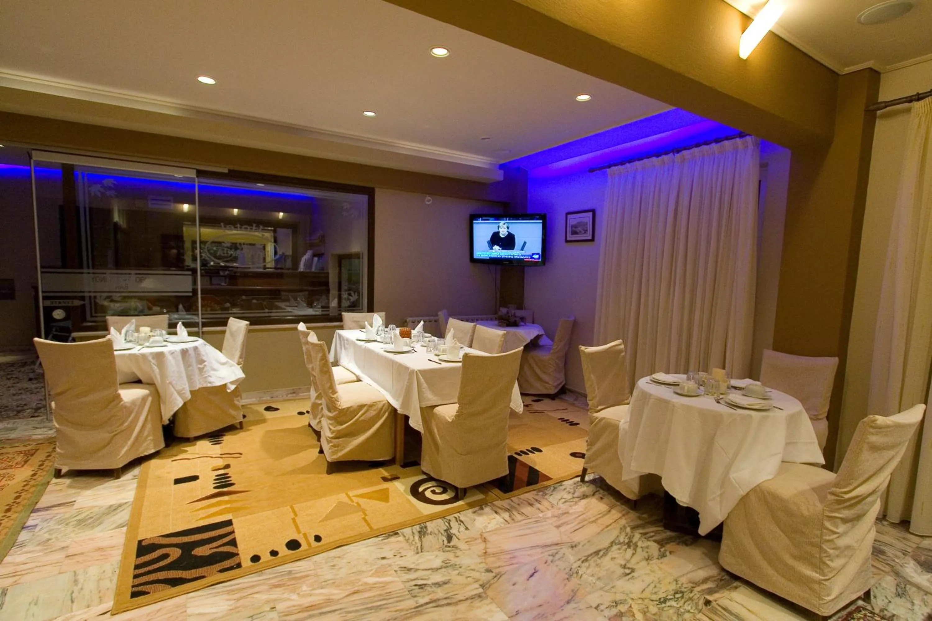 Restaurant/places to eat in 40 Platania Hotel