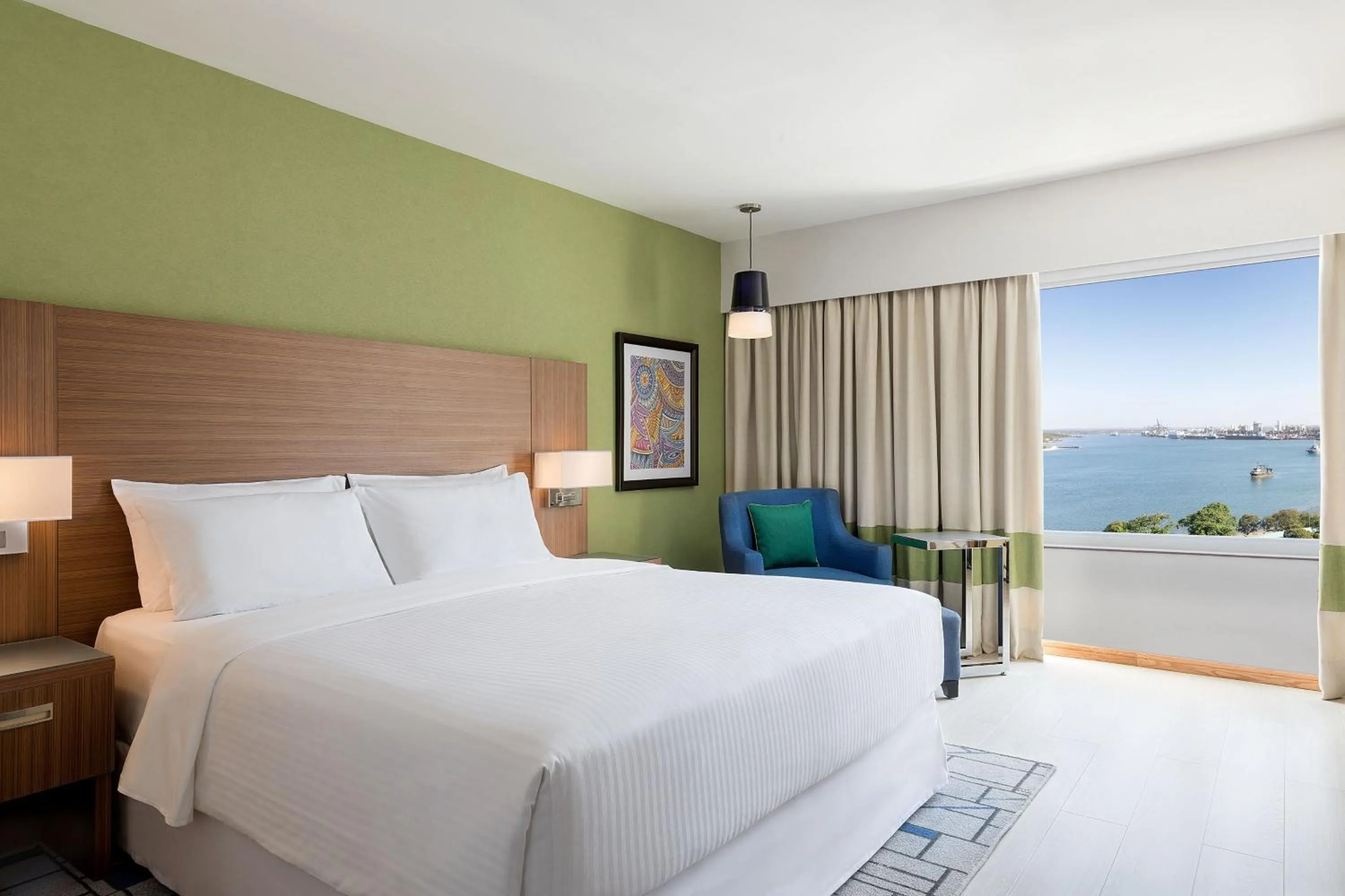 Photo of the whole room, Bed in Four Points by Sheraton Dar es Salaam New Africa