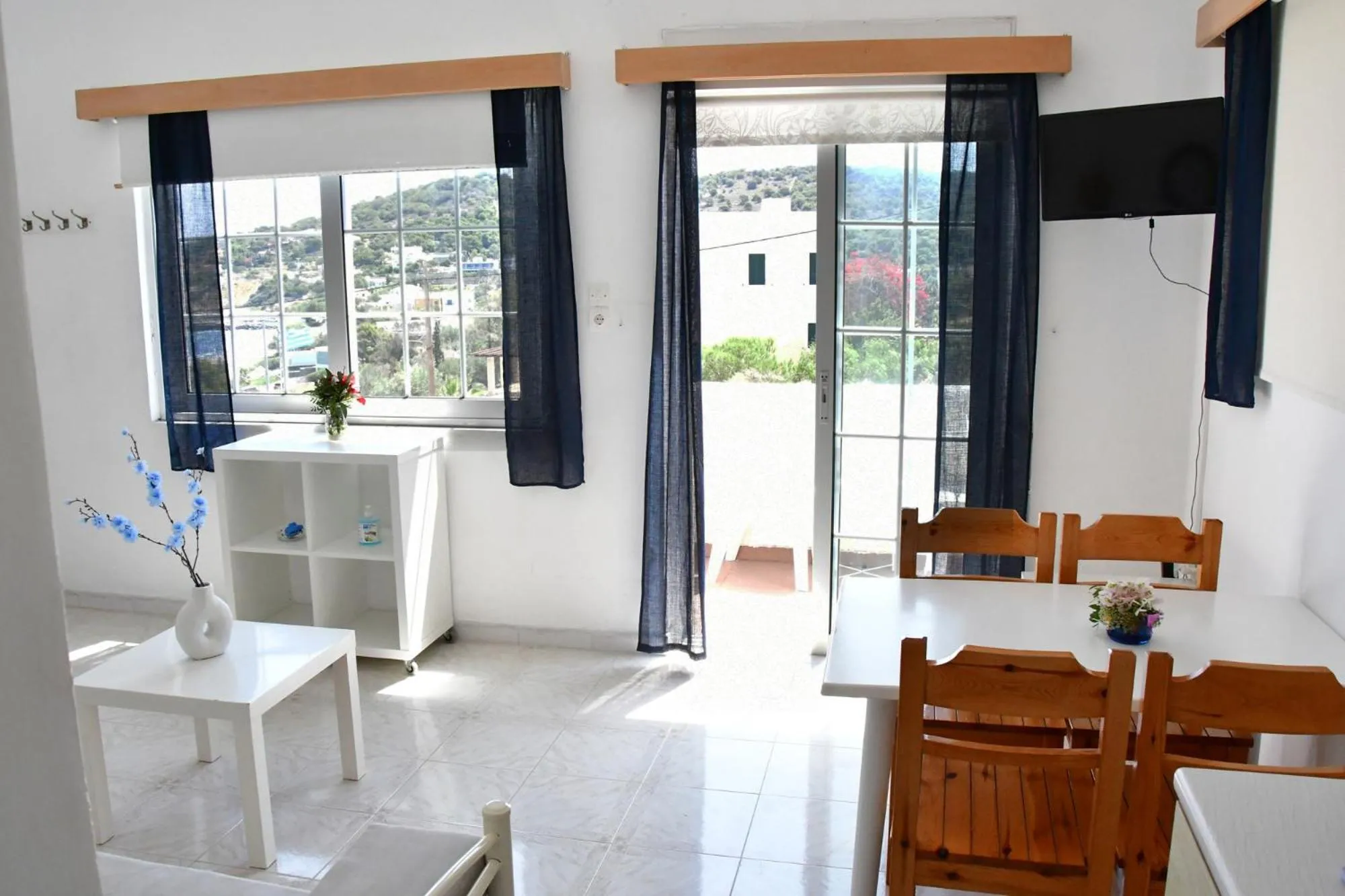 Dining area in Blue Dolphin Studios and Apartment