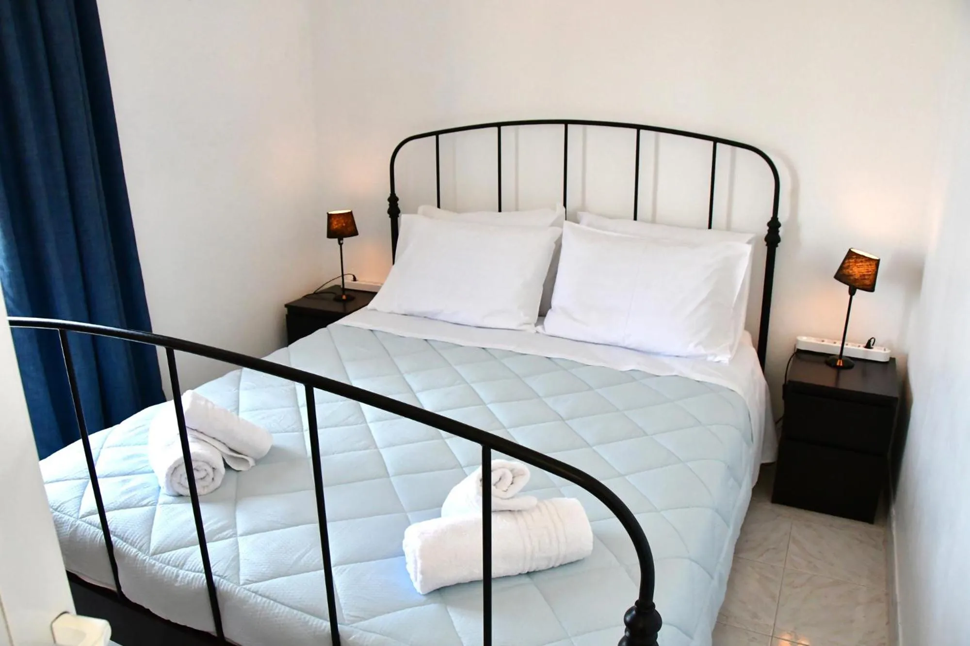 Bed in Blue Dolphin Studios and Apartment