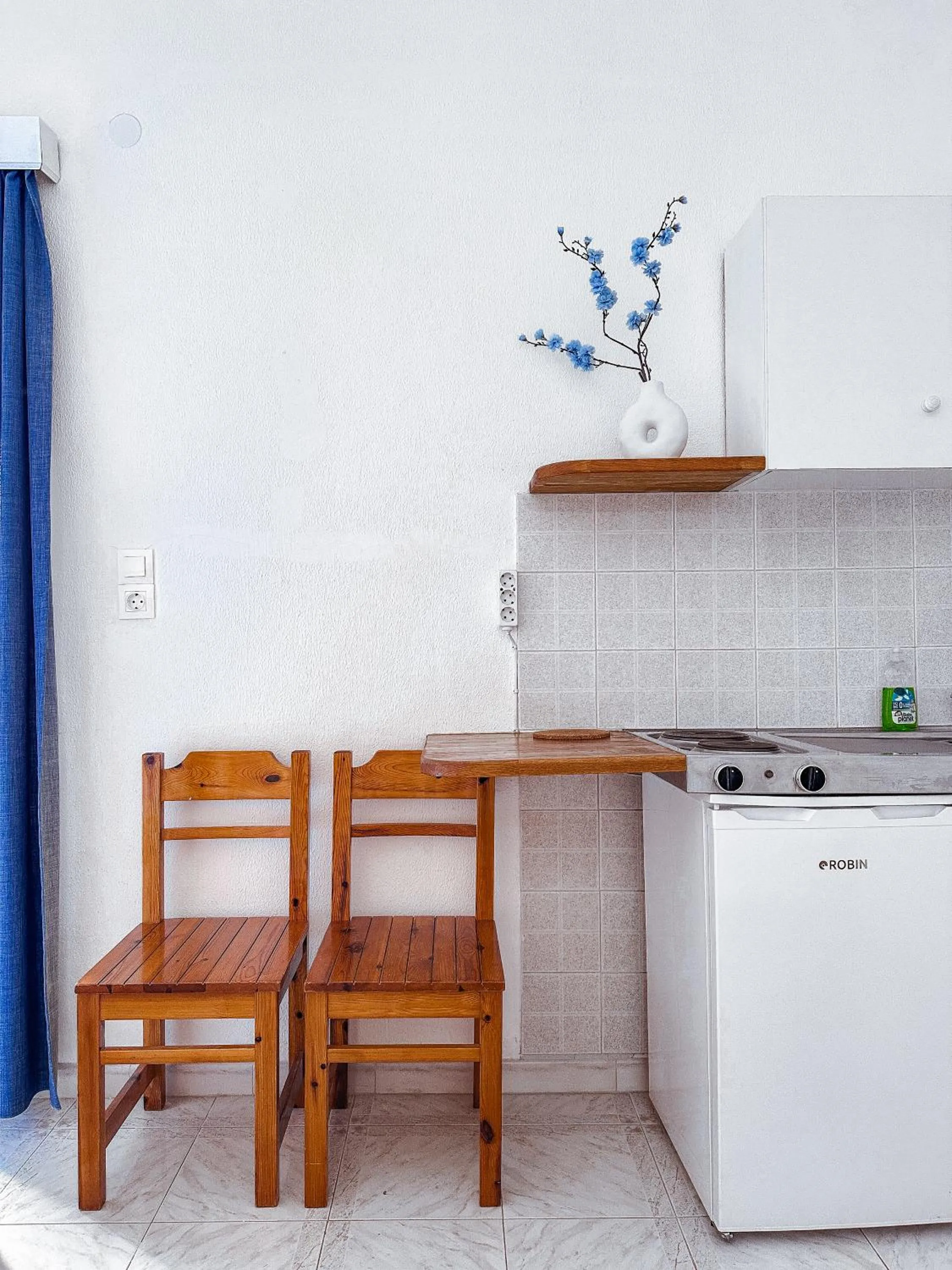 Kitchen or kitchenette in Blue Dolphin Studios and Apartment