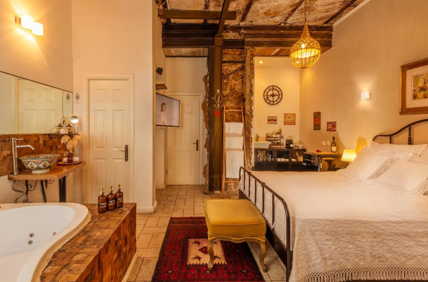 Bathroom, Bed in Trieste Neve Tzedek Boutique Suites Tel Aviv