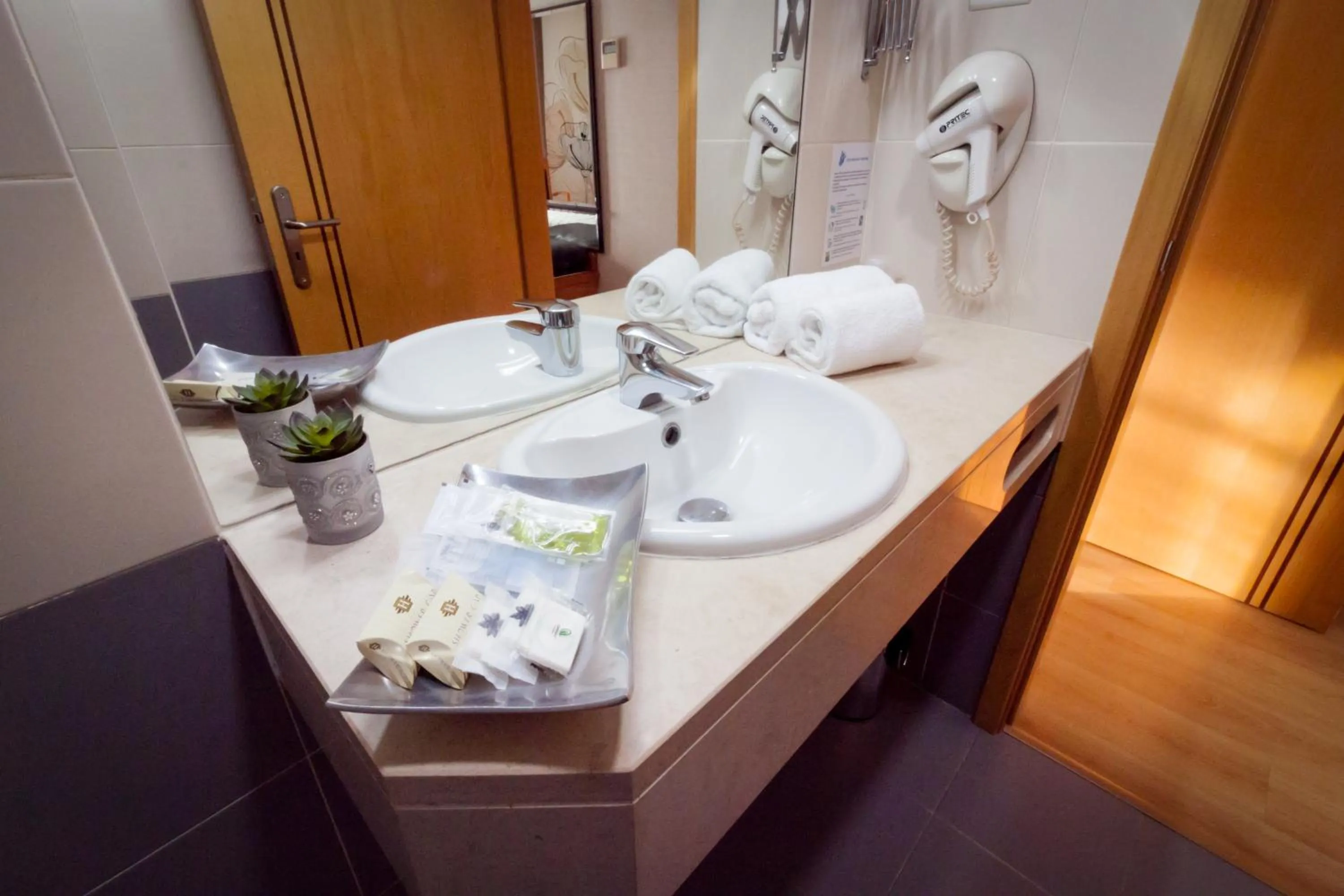 Toilet in Hotel 4 Estações