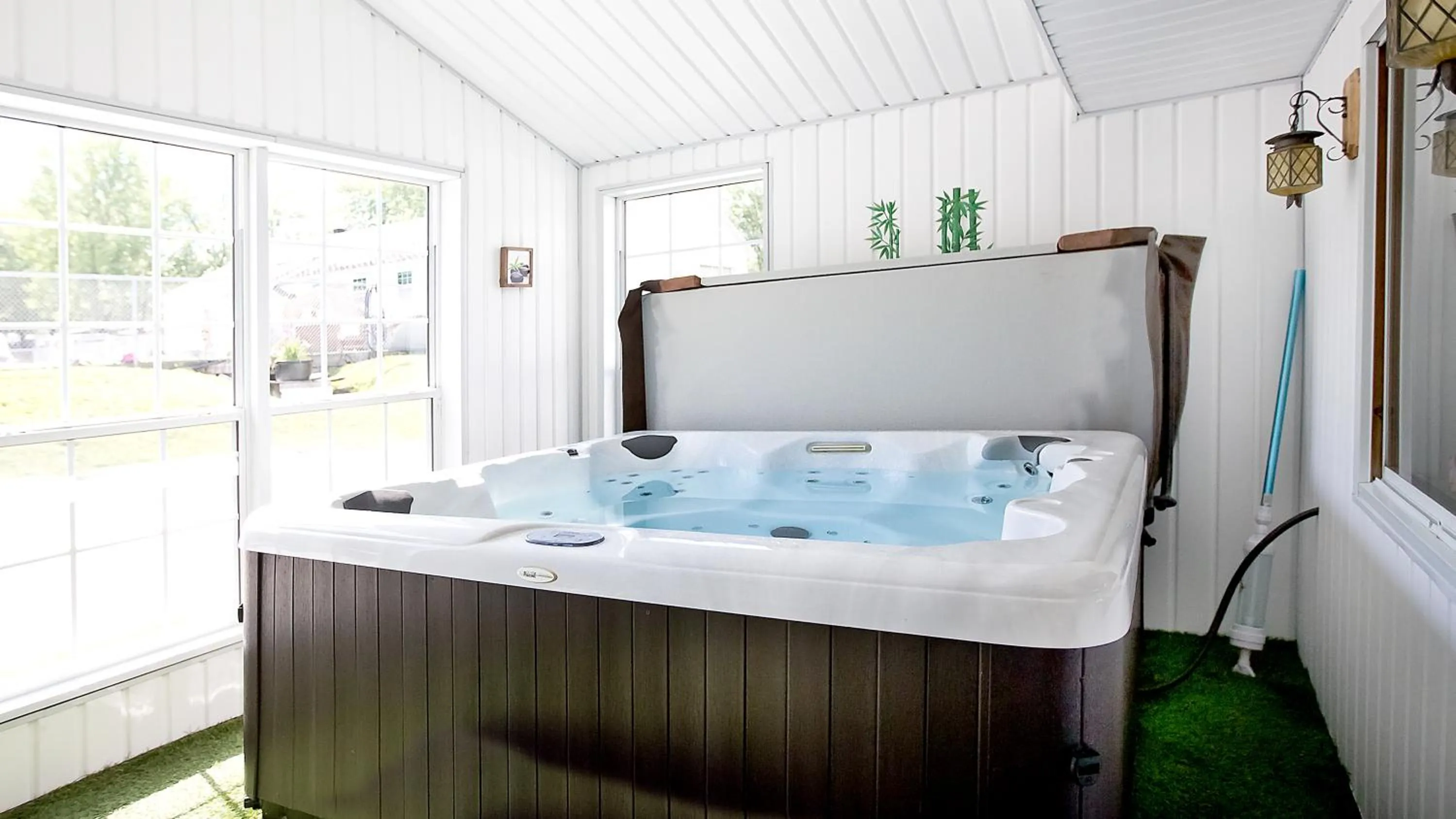 Hot Tub, Bed in Auberge Papillon Lune