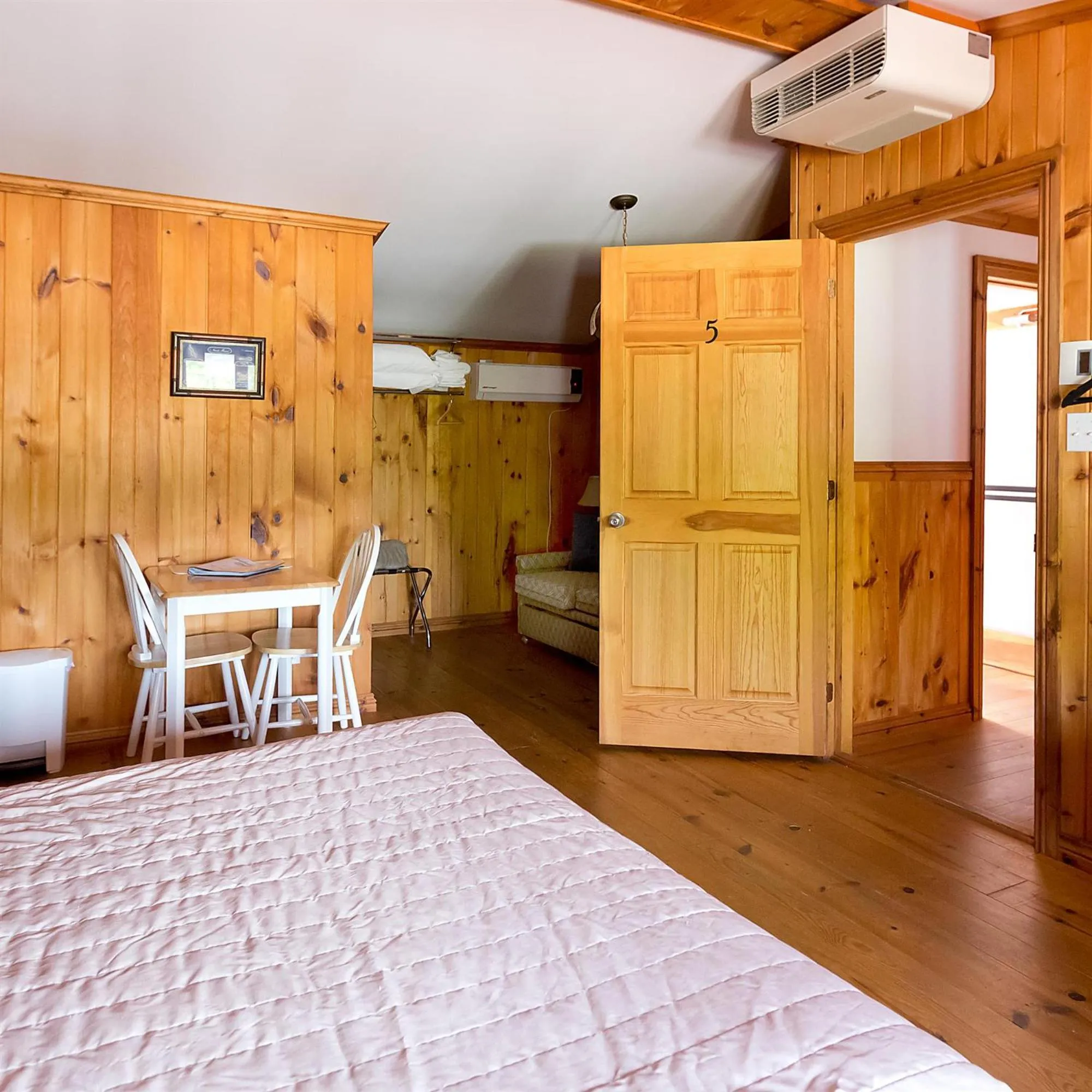 Seating area, Bed in Auberge Papillon Lune
