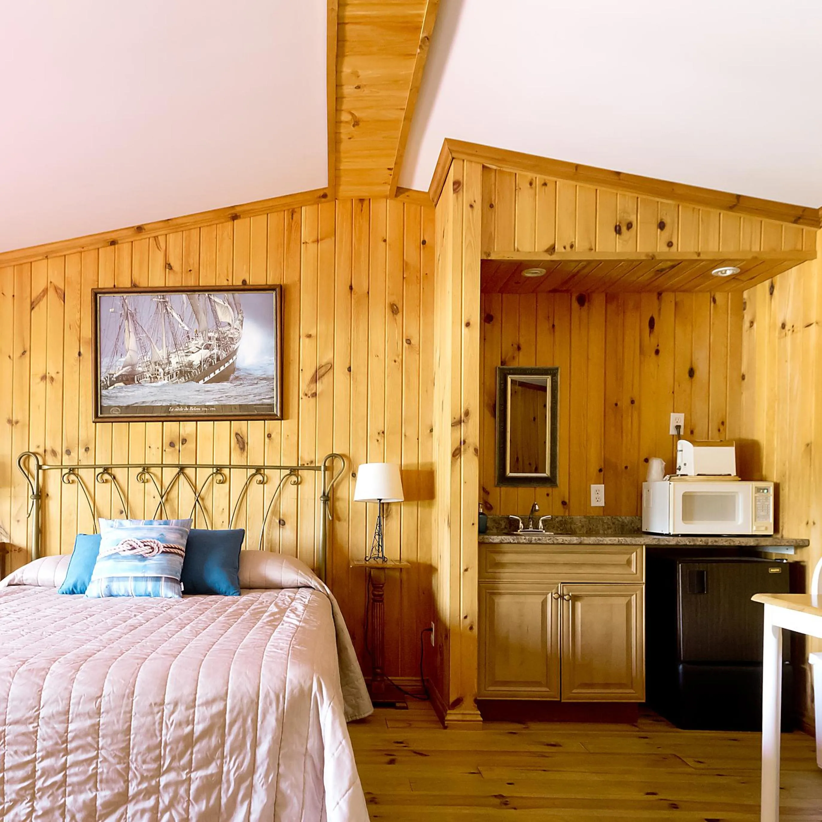 Kitchen or kitchenette, Bed in Auberge Papillon Lune