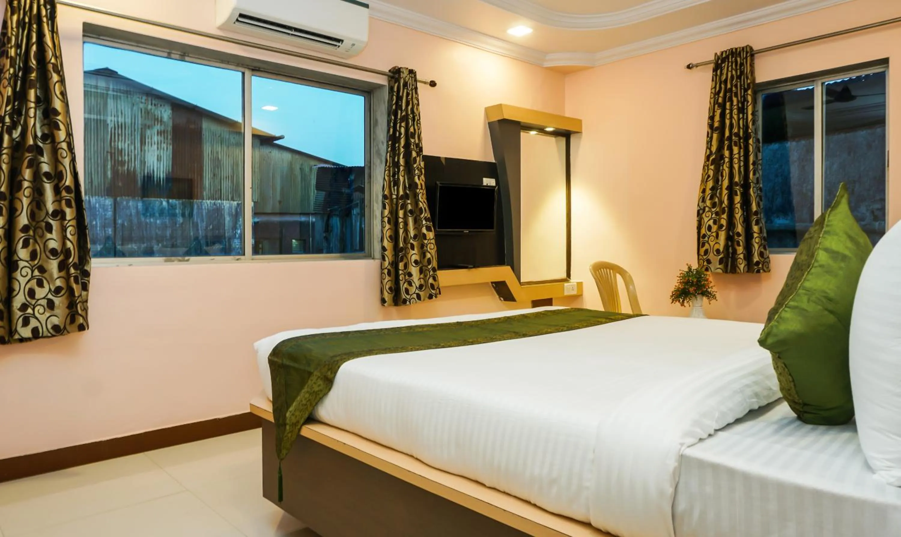 Bedroom, Bed in Treebo Hillway Inn Main Market