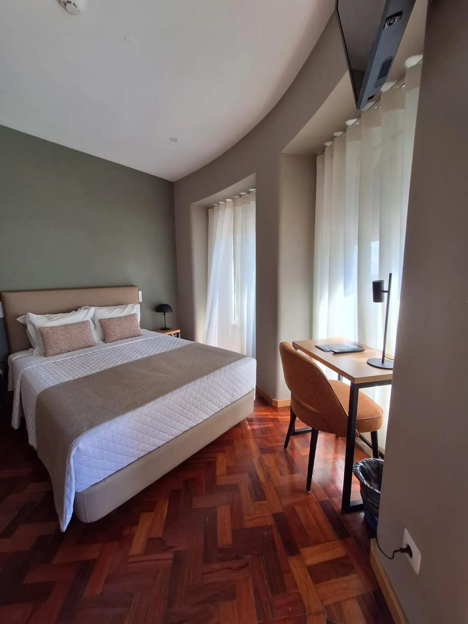 Photo of the whole room, Bed in Hotel Alicante Lisboa