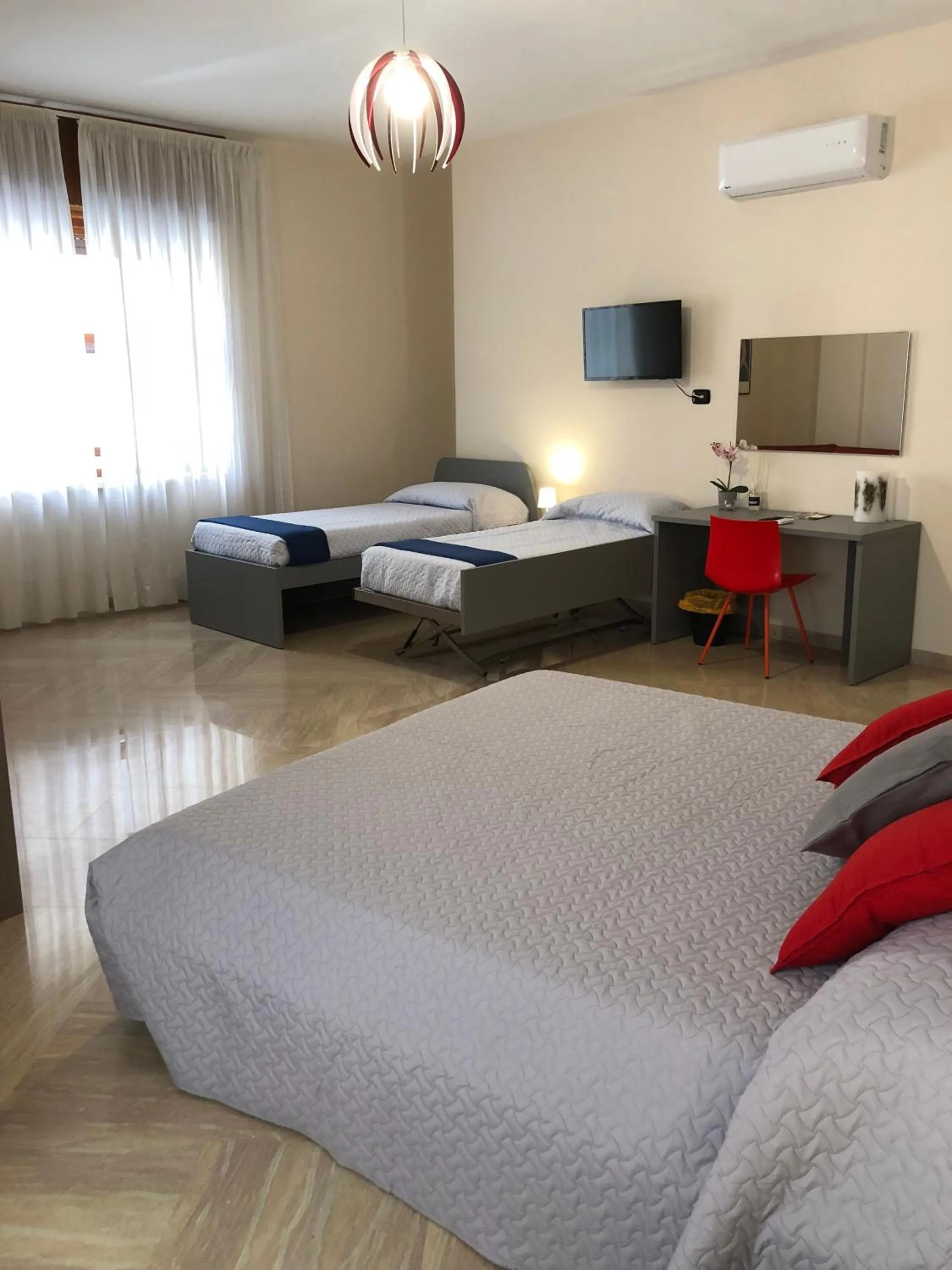 Bed in Napoli City Inn