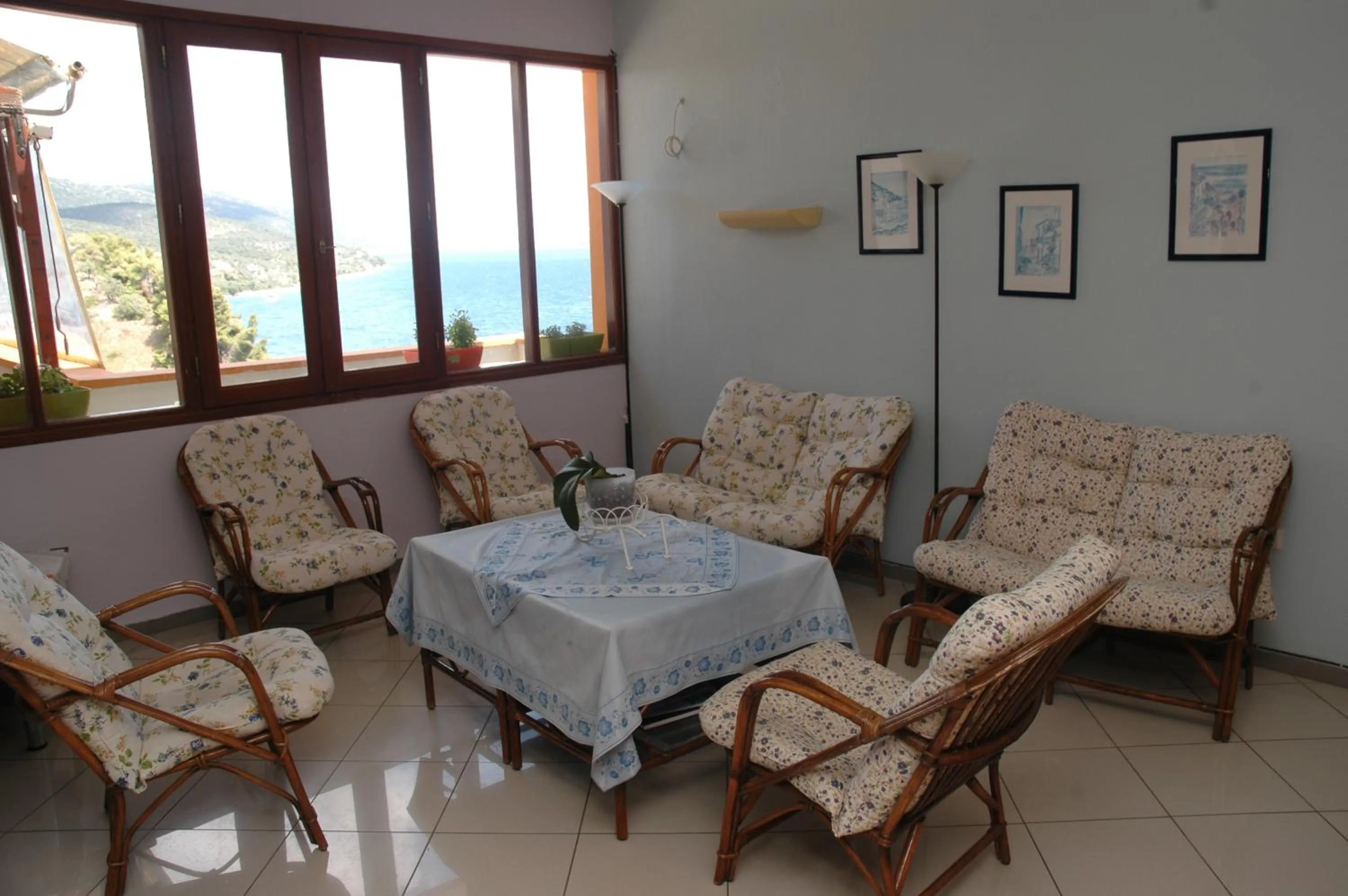 Communal lounge/ TV room in Agnanti Hotel