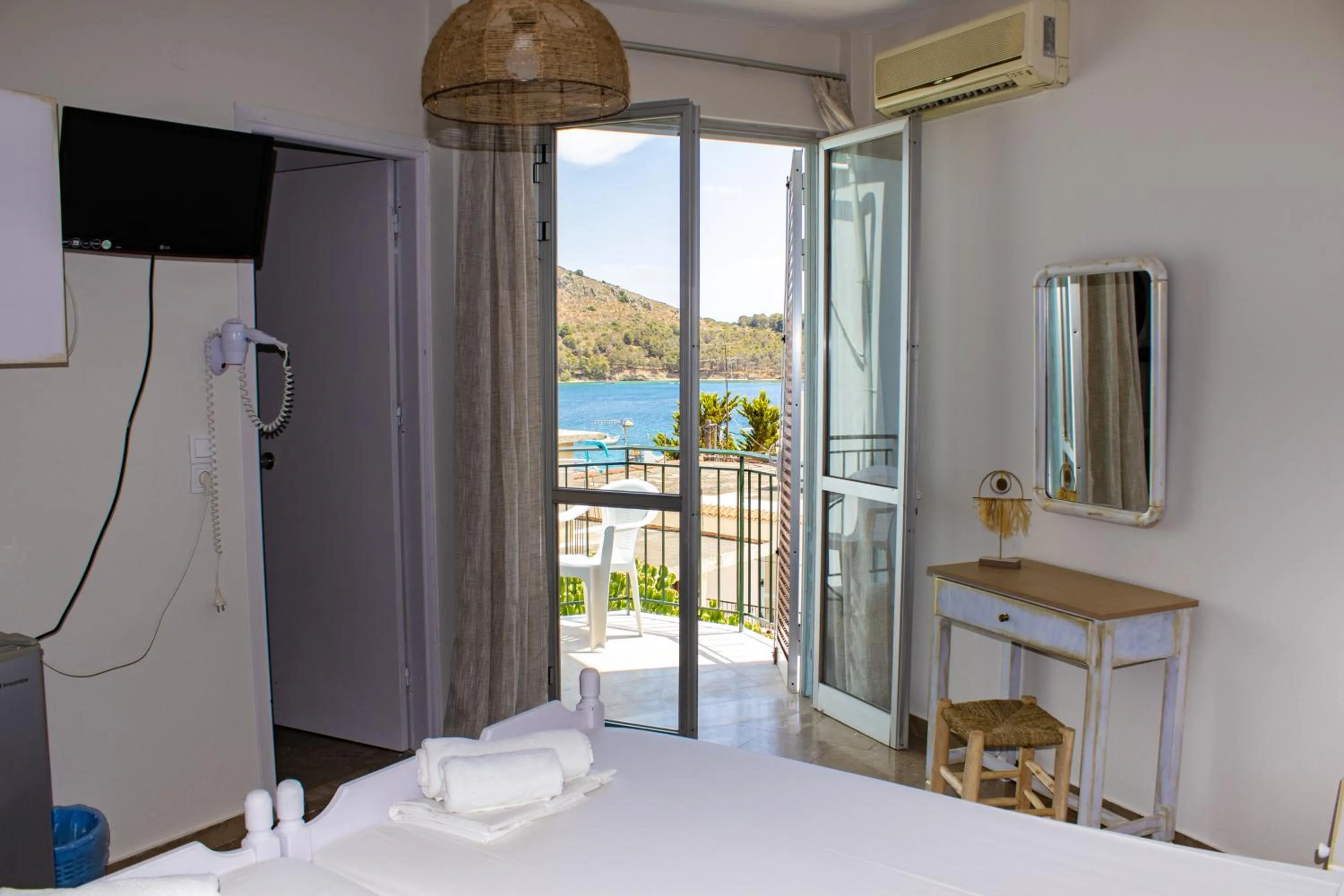 Balcony/Terrace, Bed in Bob's Apartments