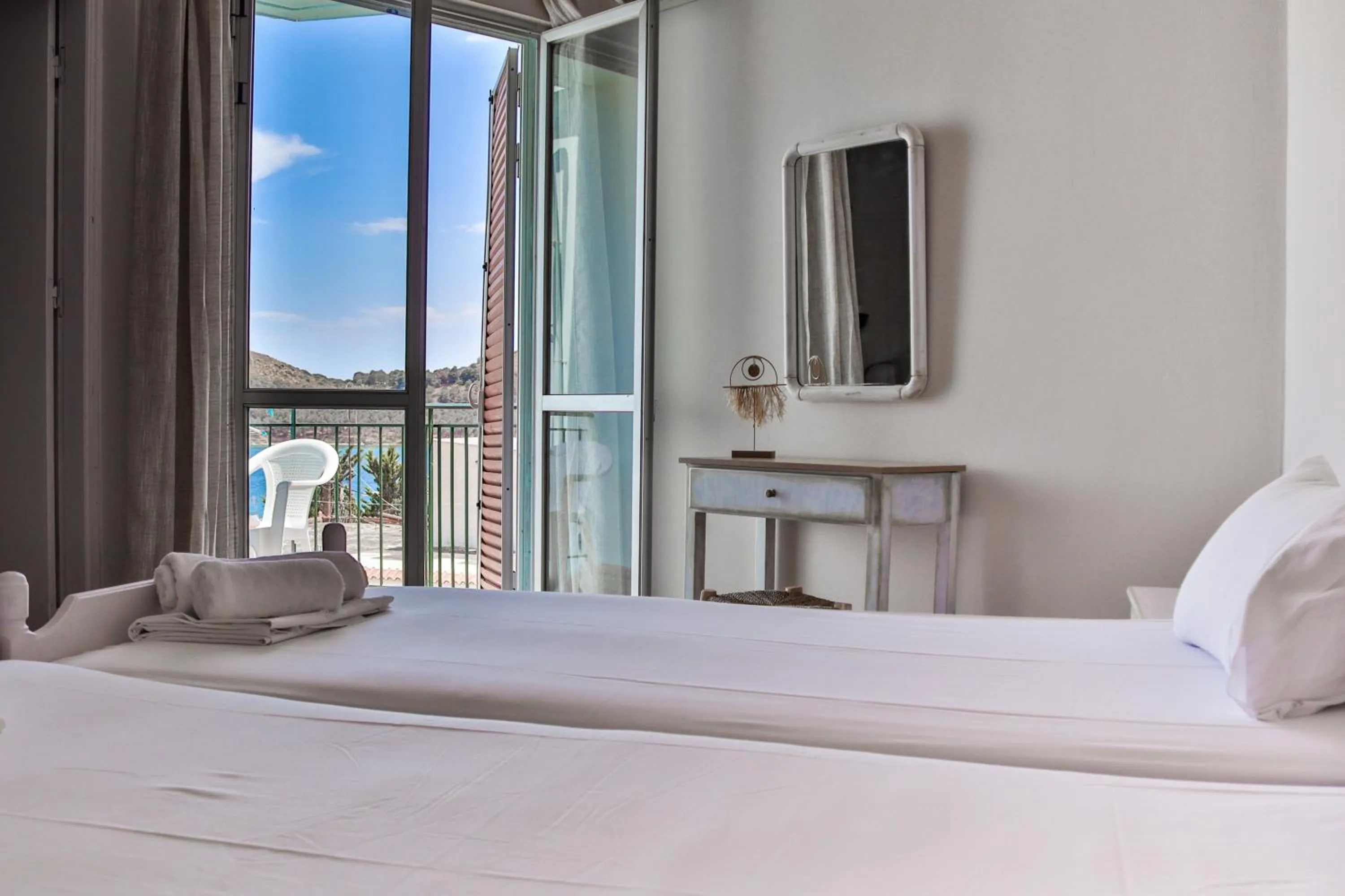 Photo of the whole room, Bed in Bob's Apartments