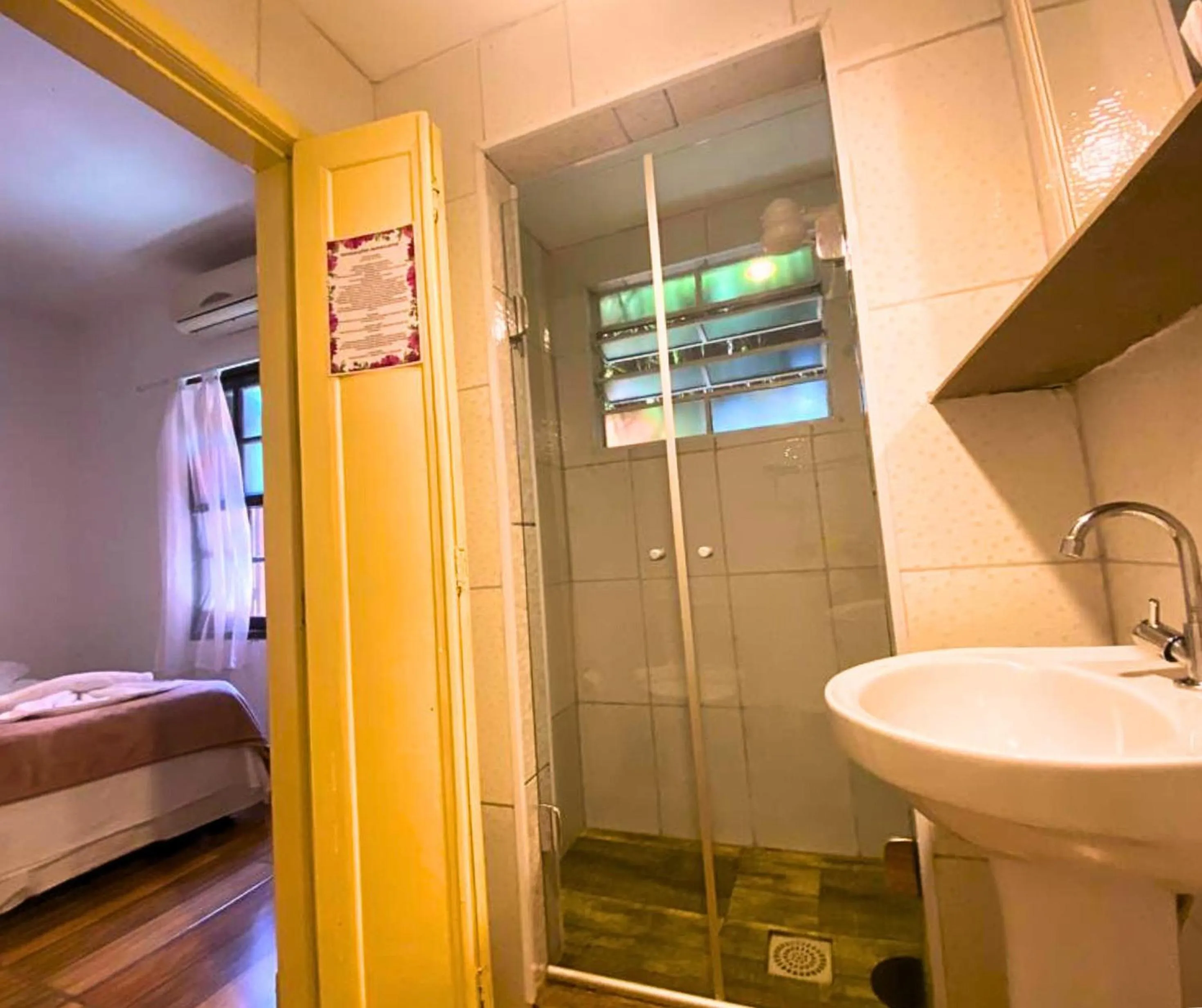 Shower, Bed in Pousada Papaya Container