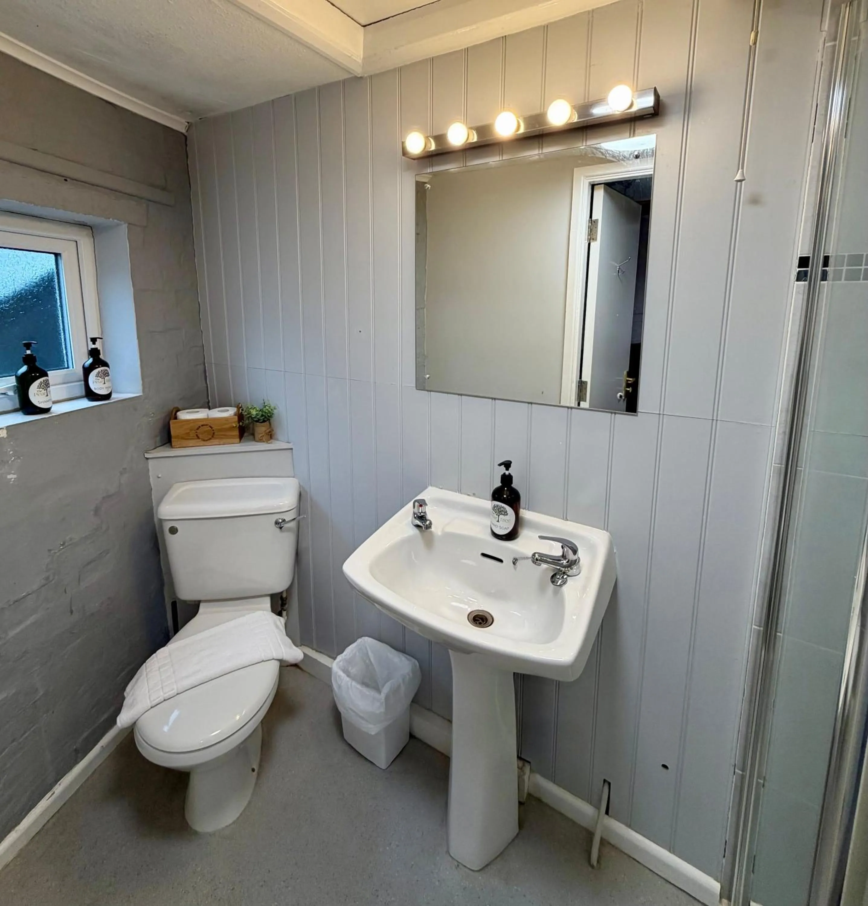 Bathroom in The Pear Tree