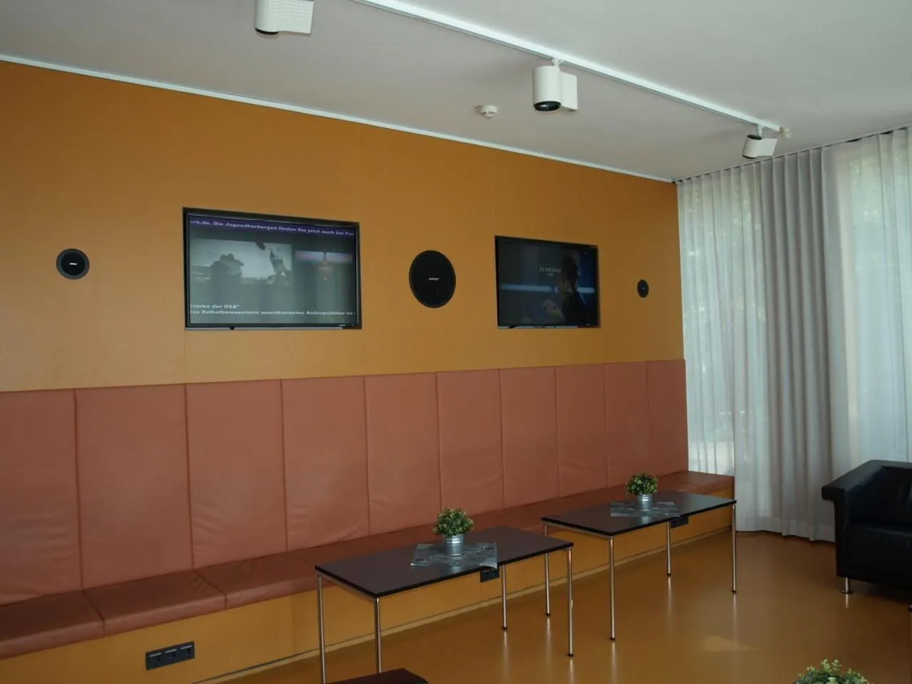 Communal lounge/ TV room in Jugendherberge Stuttgart Neckarpark
