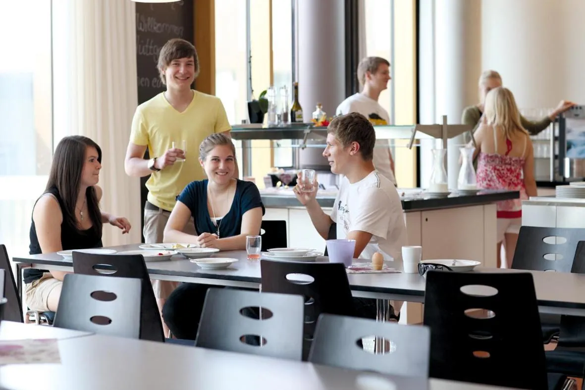 Restaurant/places to eat in Jugendherberge Stuttgart Neckarpark