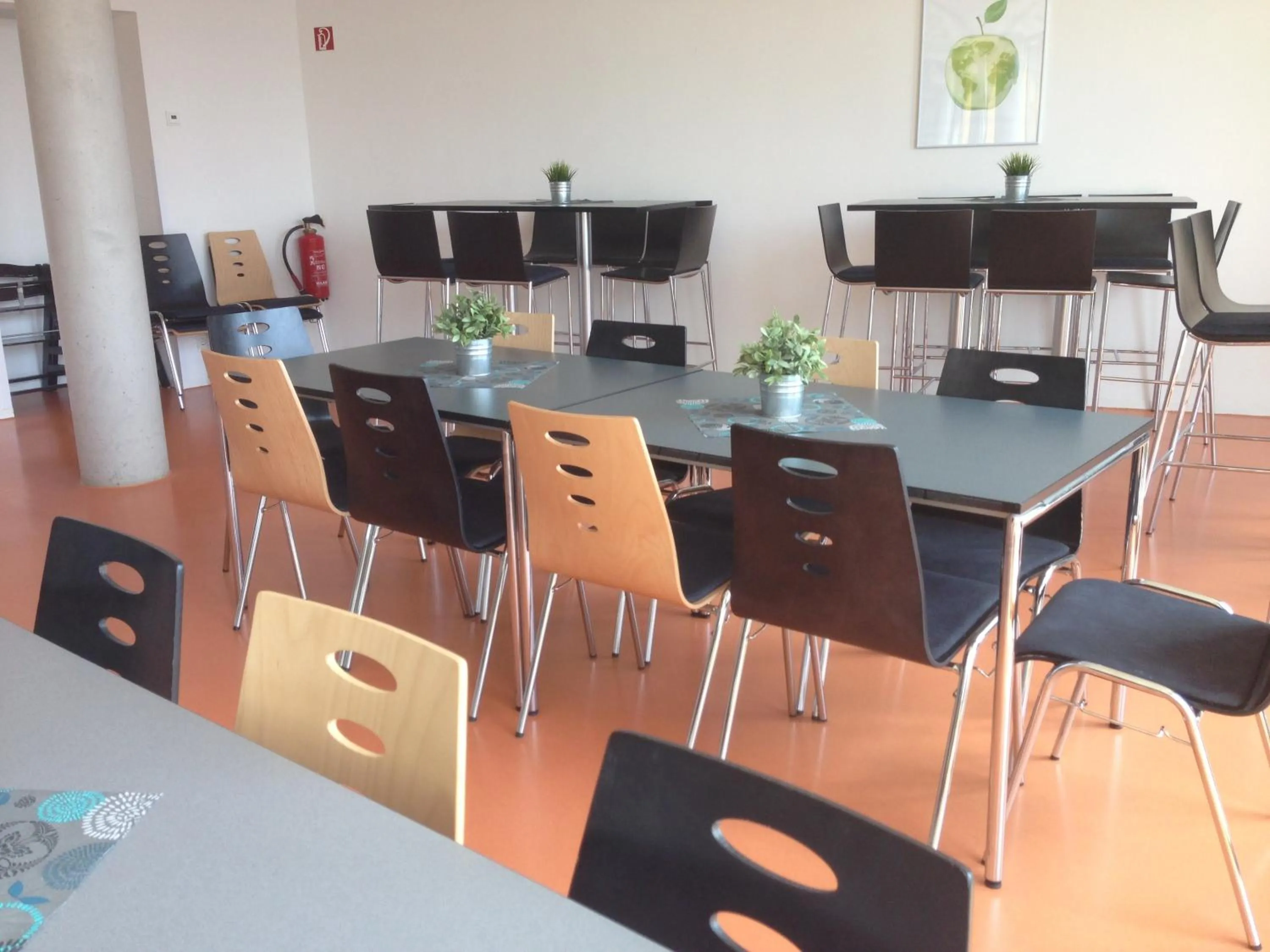 Restaurant/places to eat in Jugendherberge Stuttgart Neckarpark