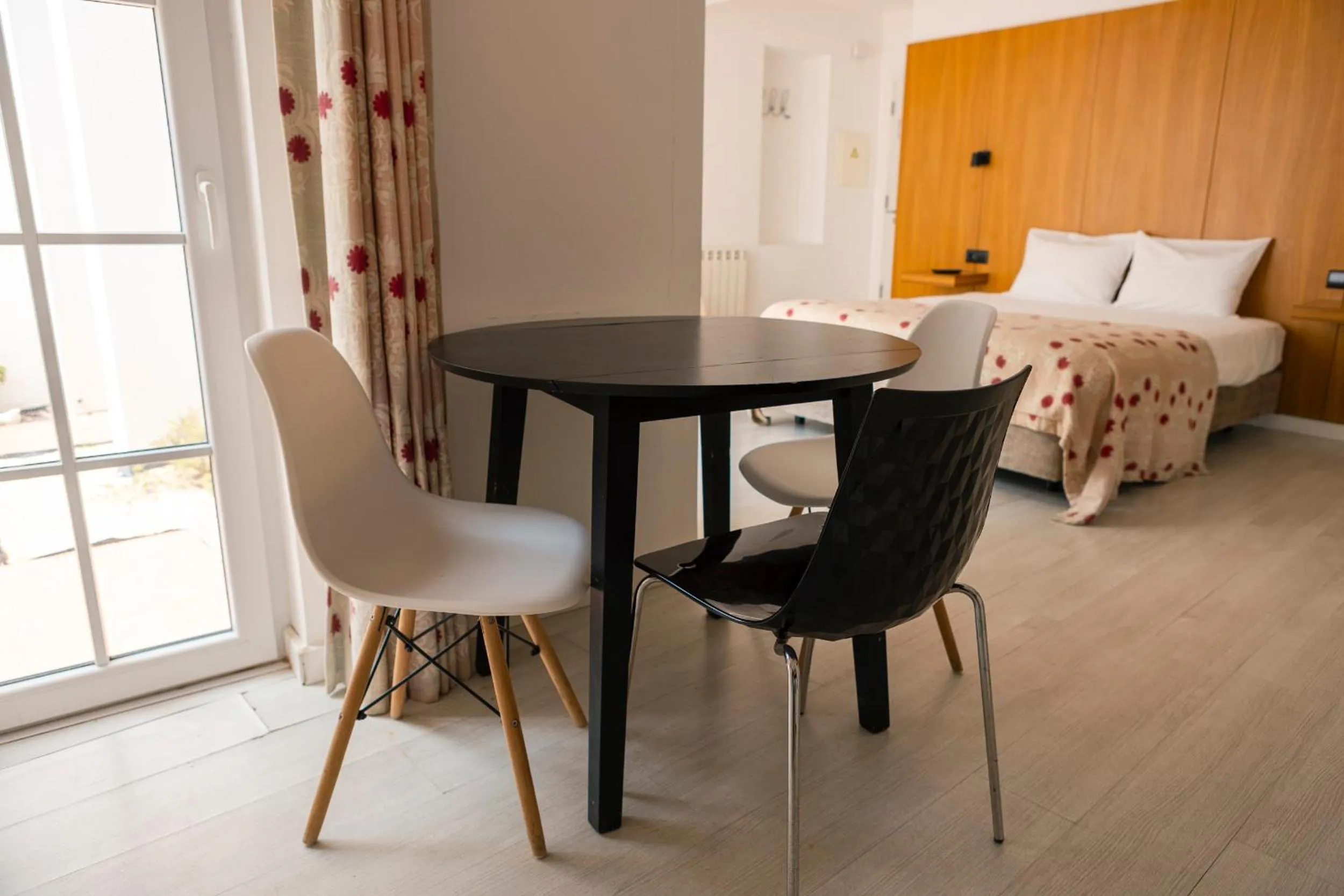 Dining area, Bed in Casa das Aguarelas