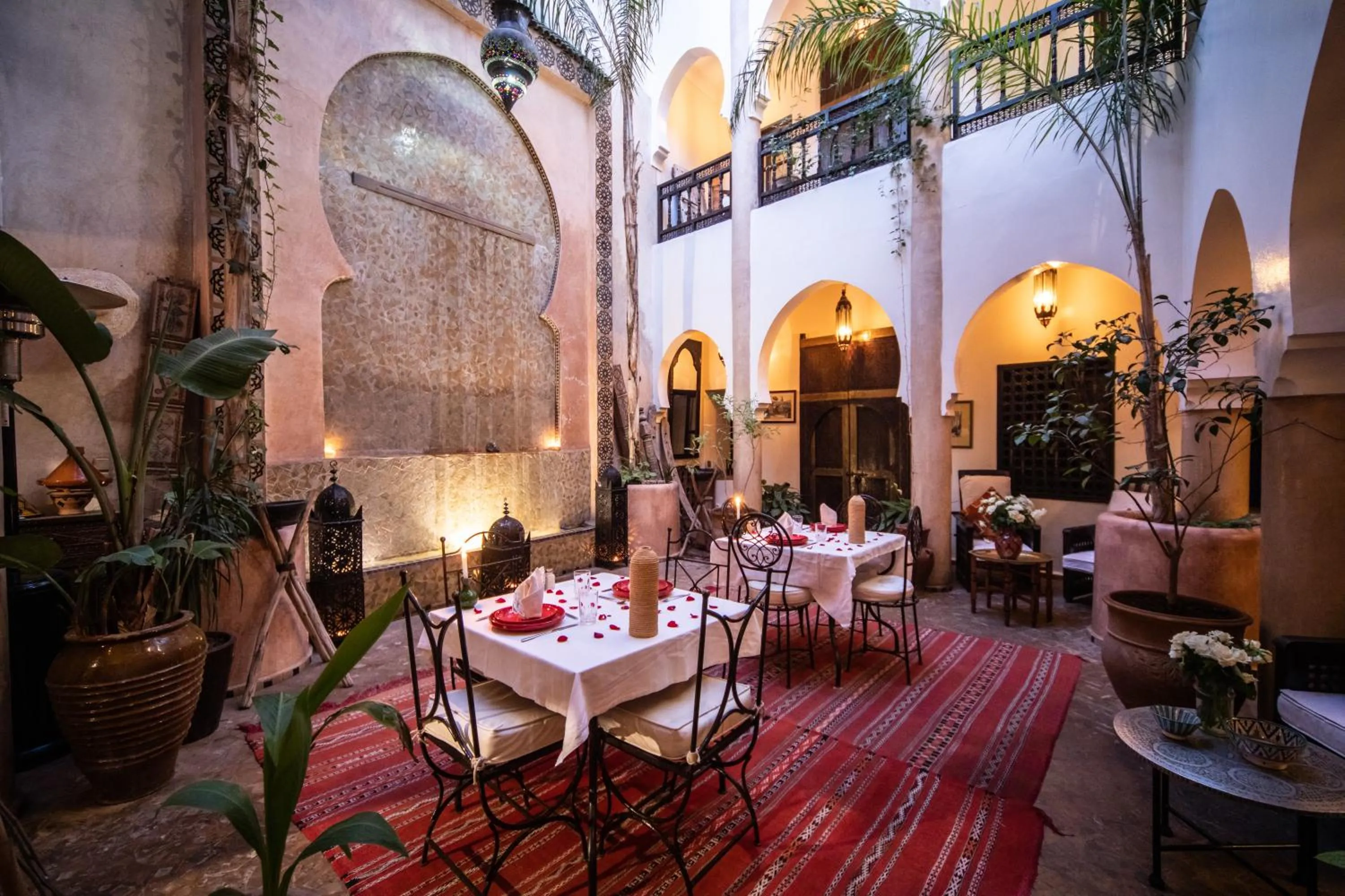 Restaurant/places to eat in Riad Mur Akush
